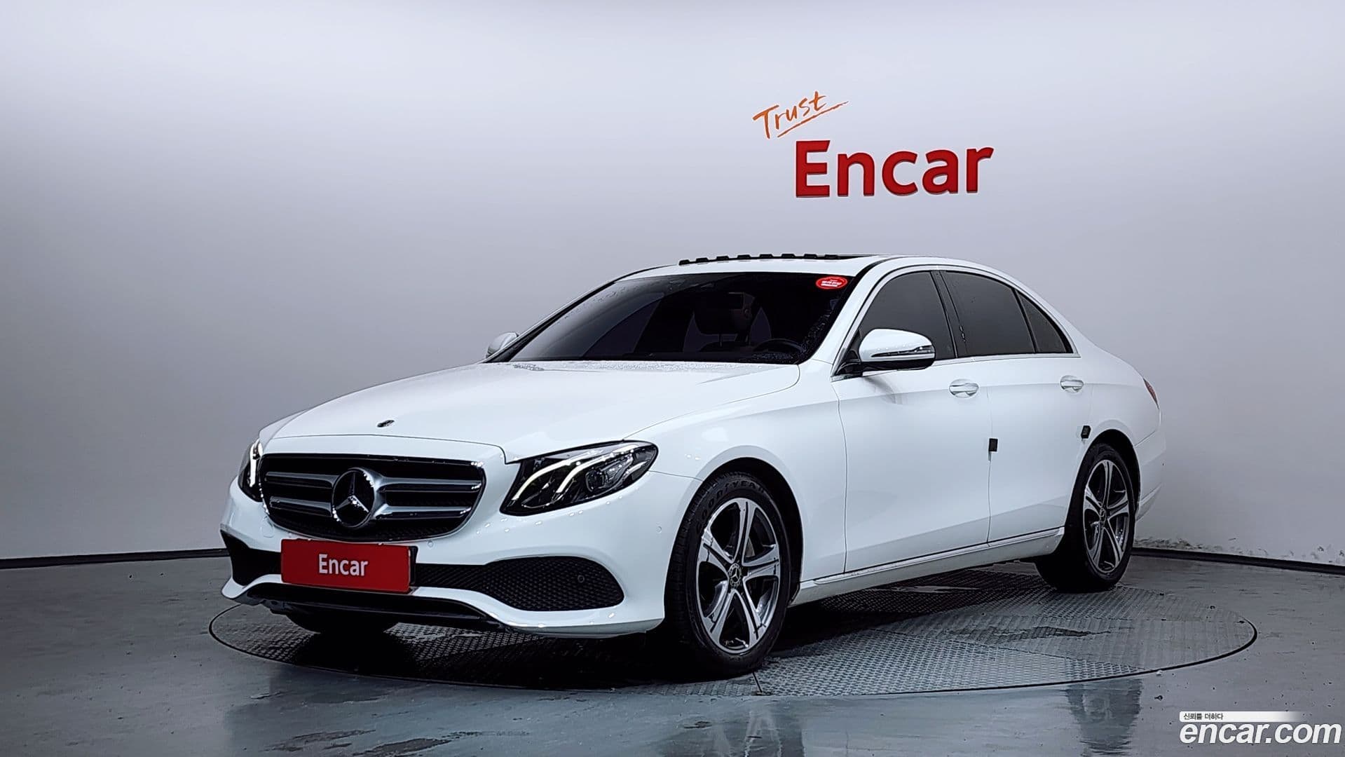 Main__Slider__Photo:E-Class Mercedes-Benz 2018.10-0