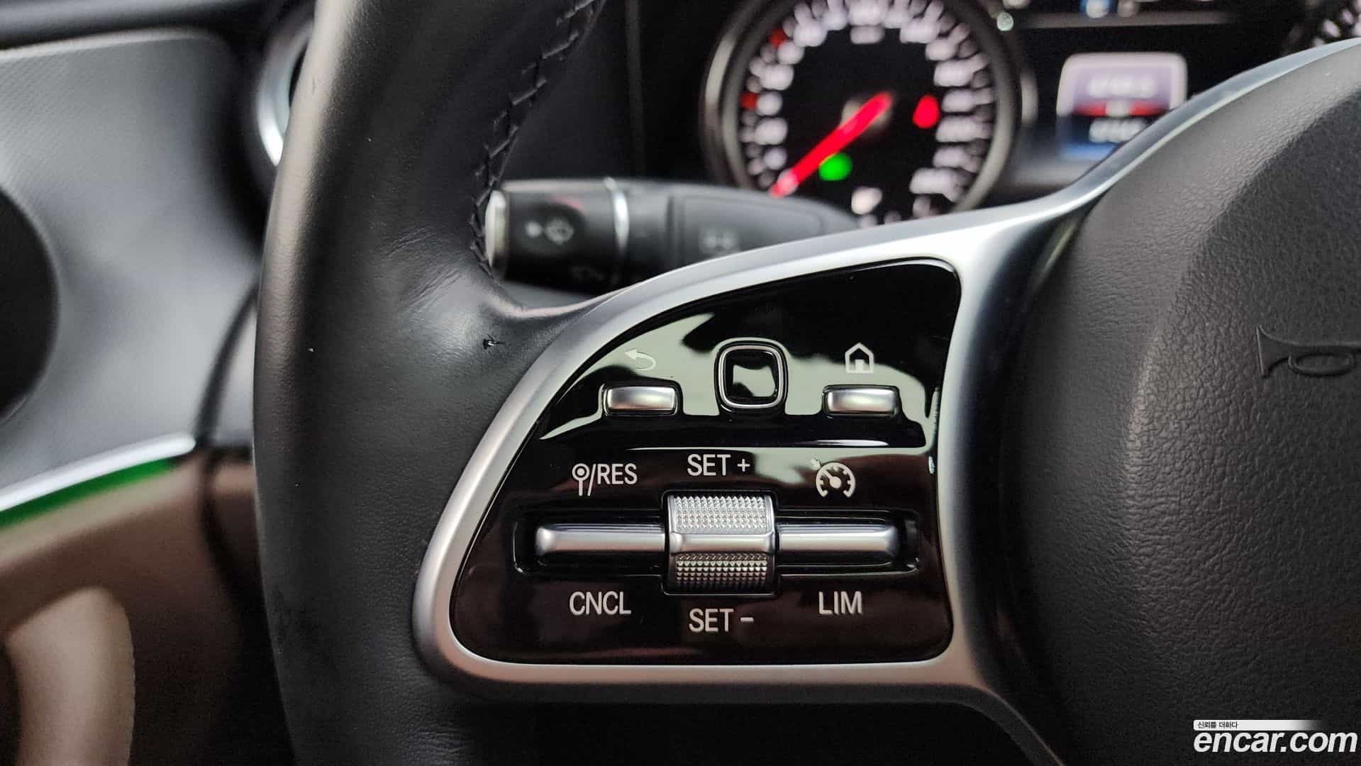 E-Class Mercedes-Benz 2018.10-OPTION-020
