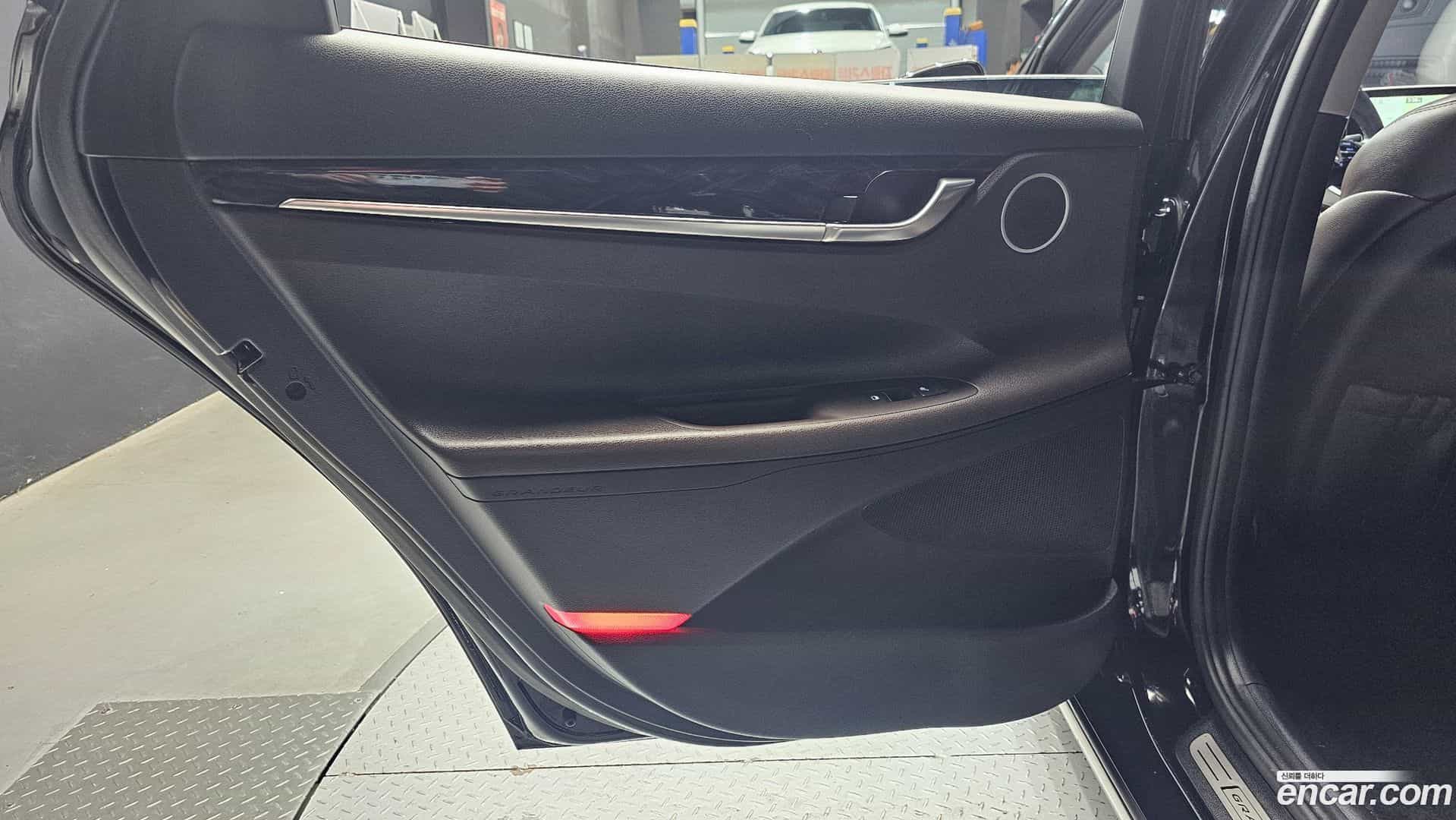 Grandeur Hyundai 2019.1-INNER-035