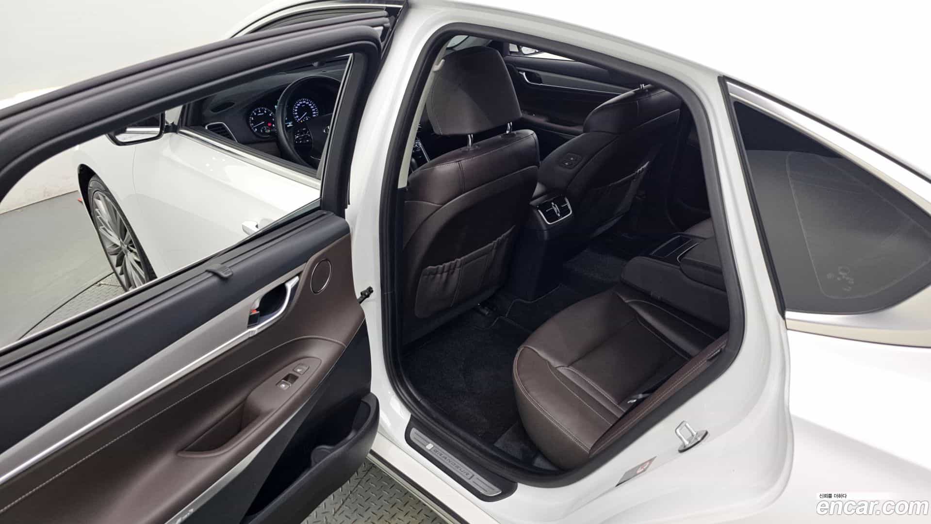 Grandeur Hyundai 2018.9-OPTION-015