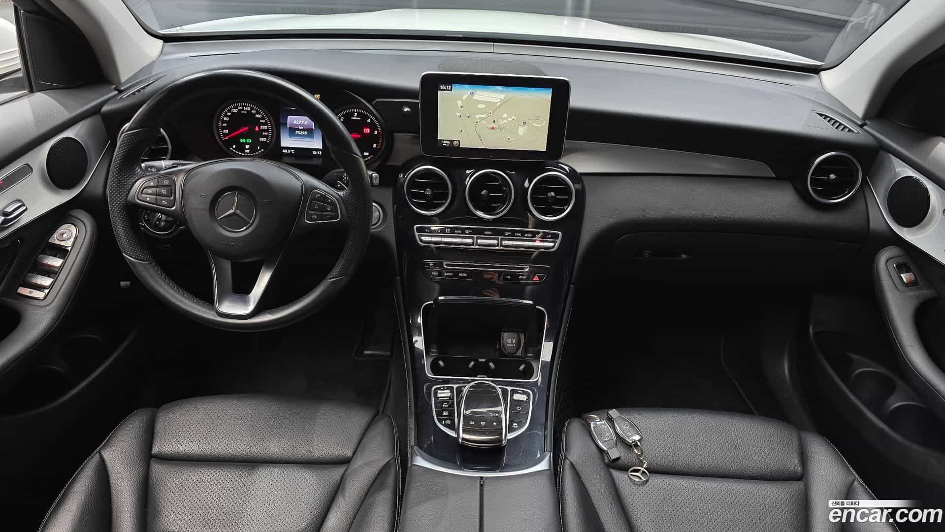 GLC-Class Mercedes-Benz 2016.0-INNER-007
