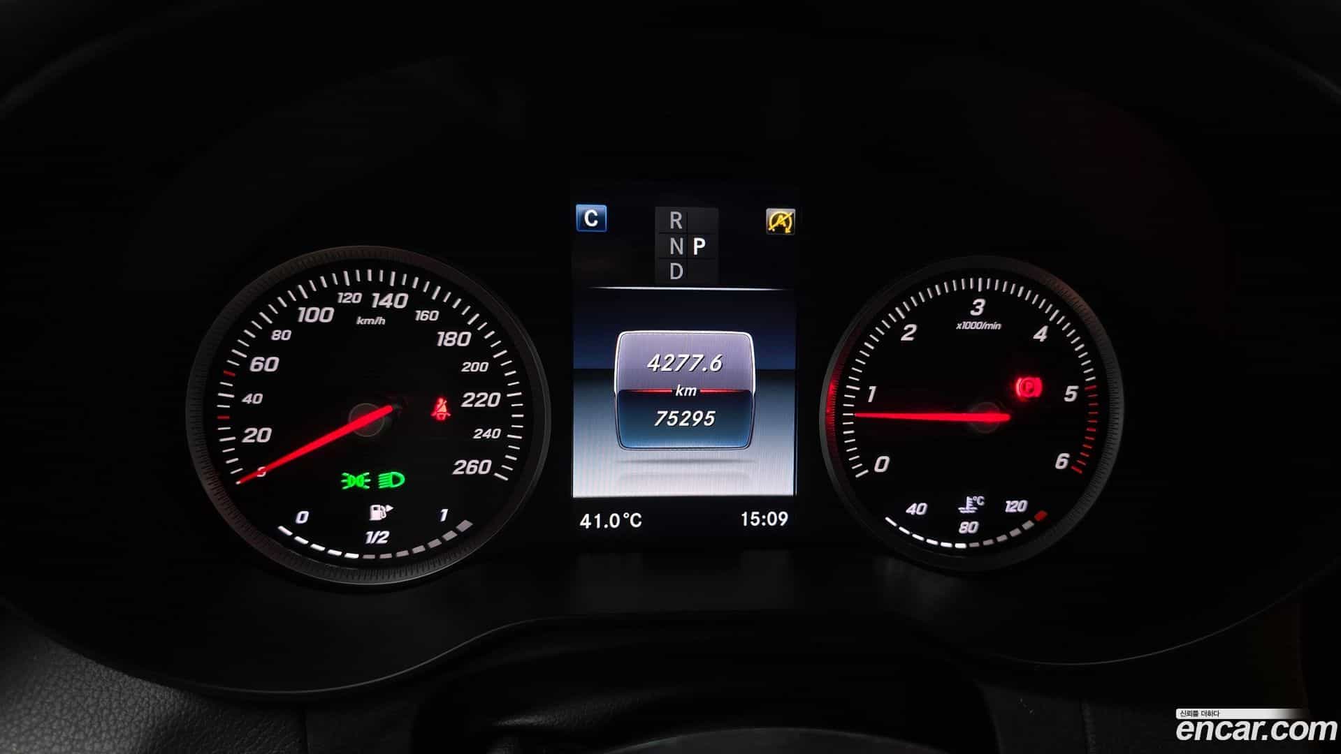GLC-Class Mercedes-Benz 2016.0-INNER-008