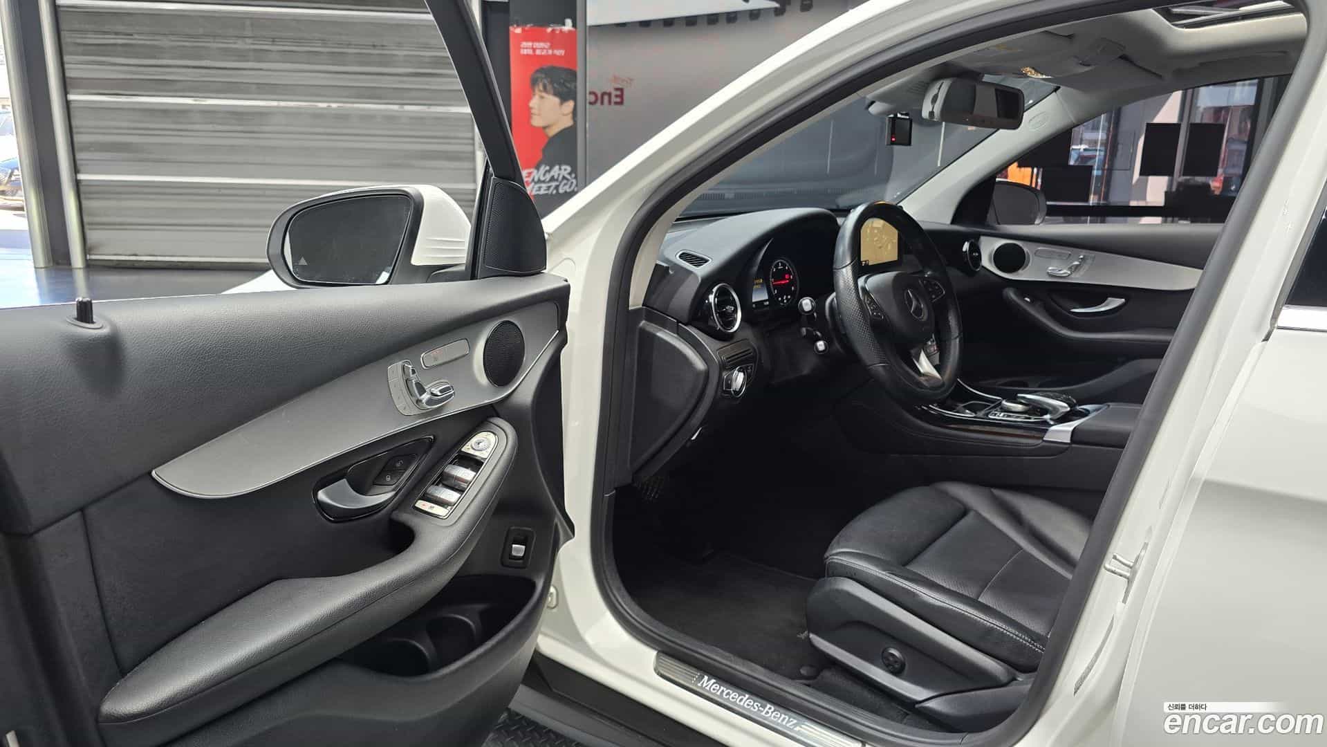 GLC-Class Mercedes-Benz 2016.0-INNER-010