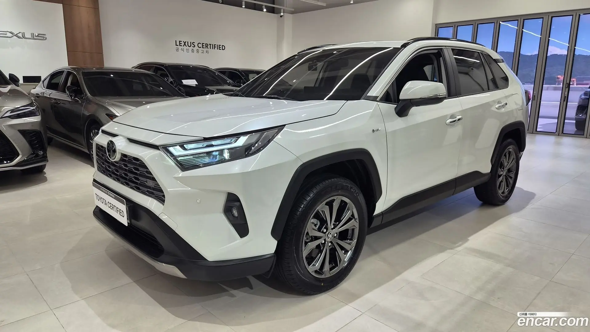Main__Slider__Photo:RAV4 Toyota 2025.9-0
