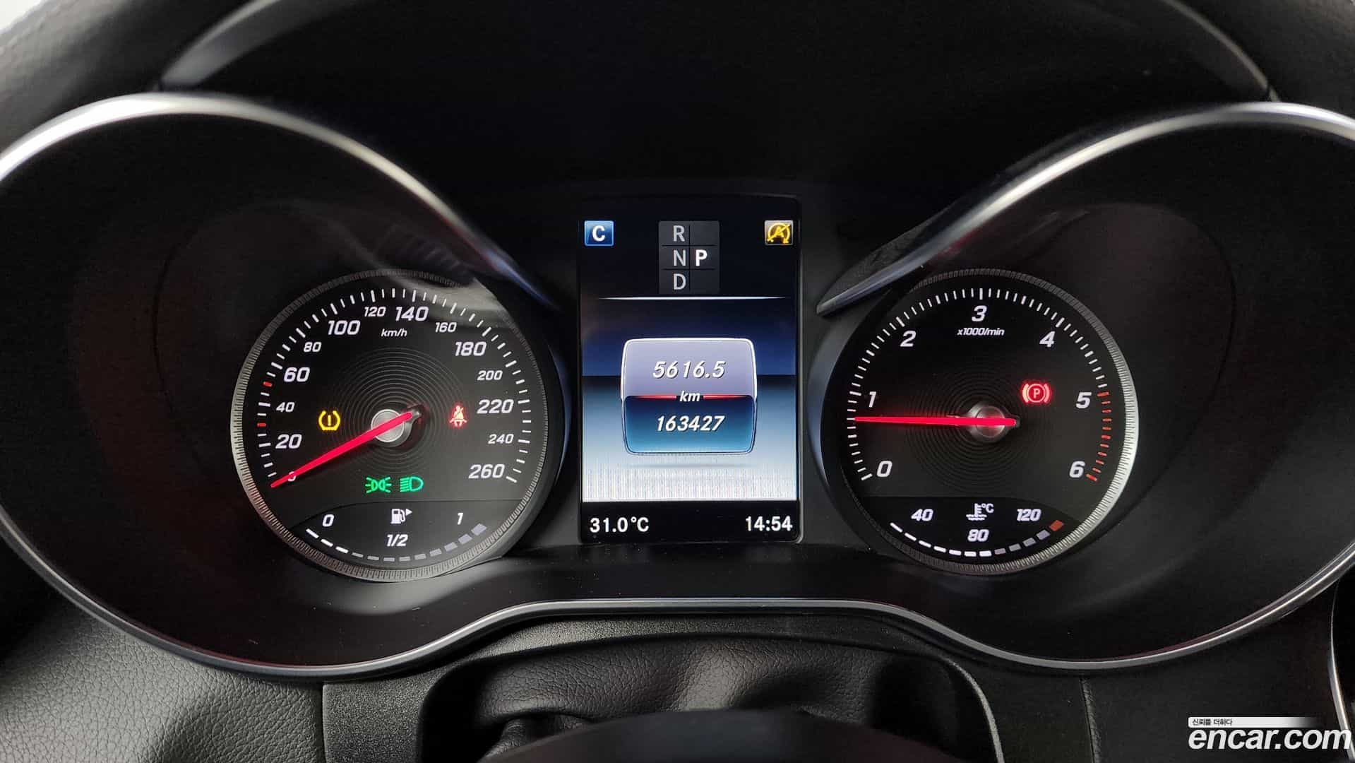 GLC-Class Mercedes-Benz 2016.1-INNER-008