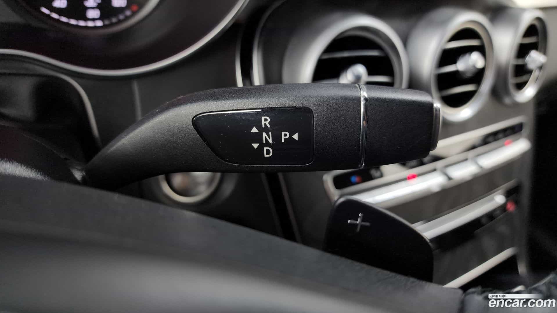 GLC-Class Mercedes-Benz 2016.1-INNER-009