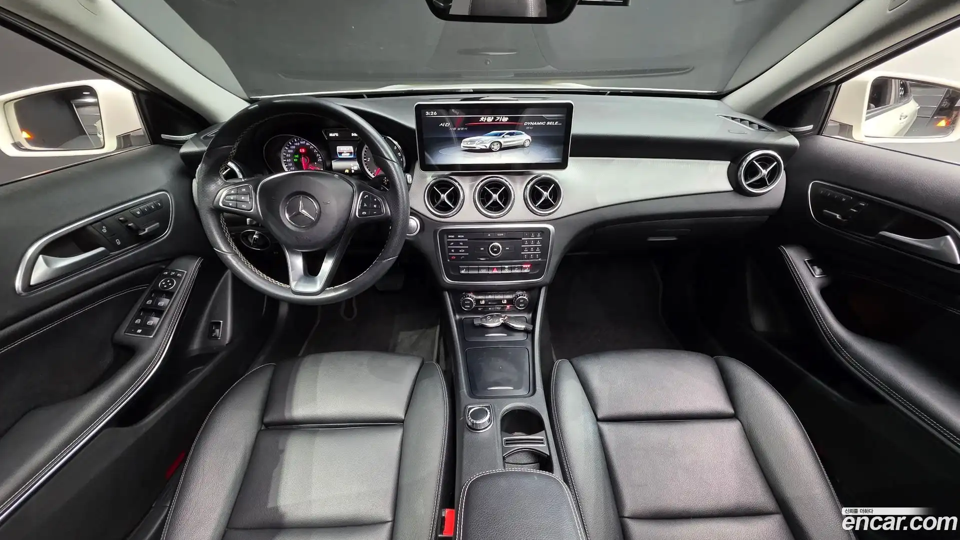GLA-Class Mercedes-Benz 2017.2-INNER-007