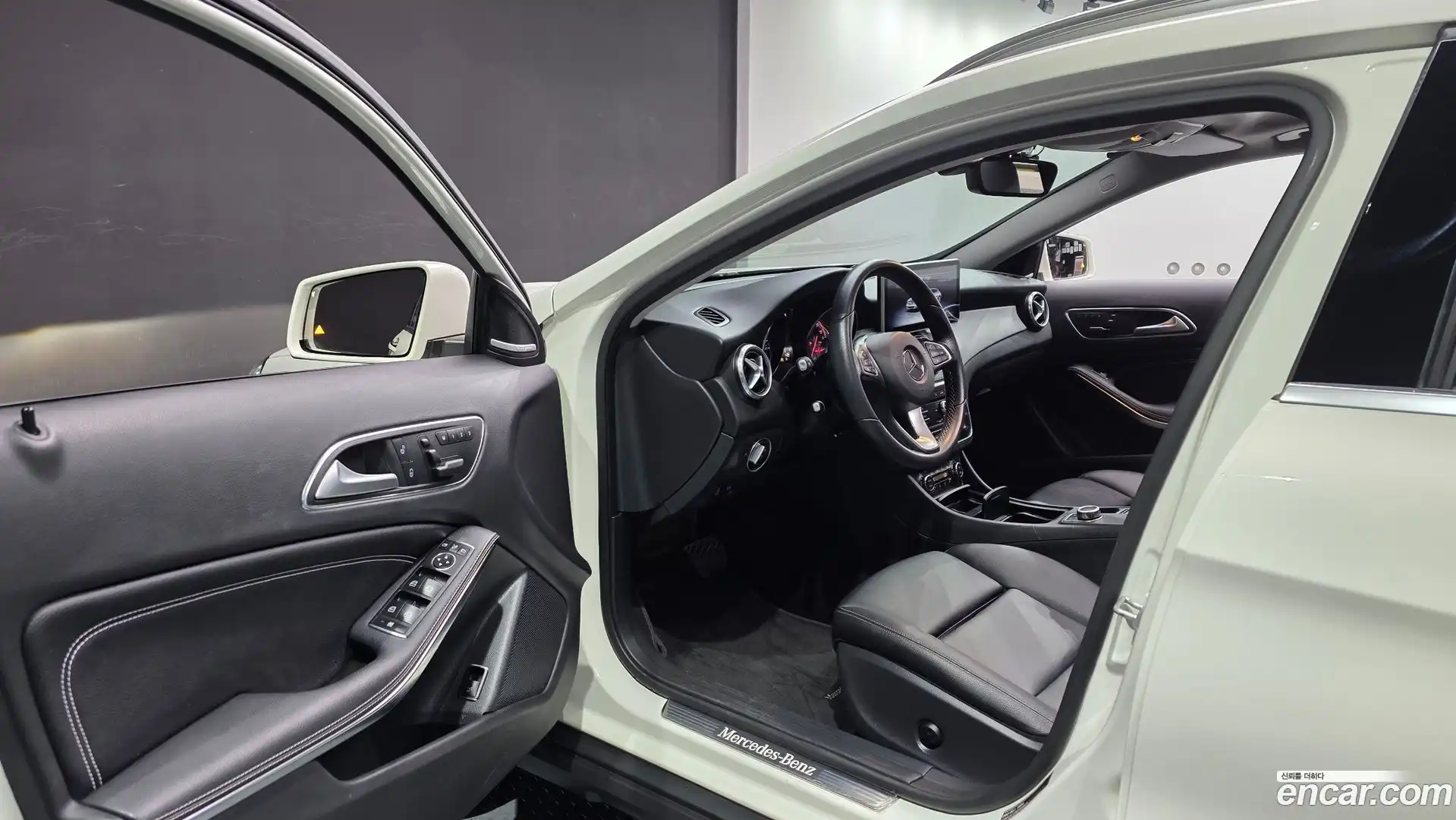 GLA-Class Mercedes-Benz 2017.2-INNER-010