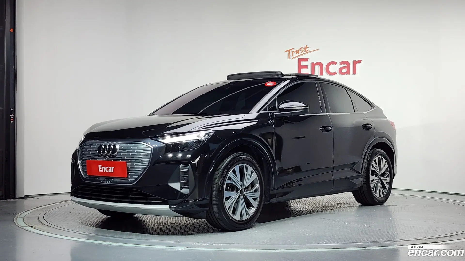 Main__Slider__Photo:Q4 e-tron Audi 2023.9-0