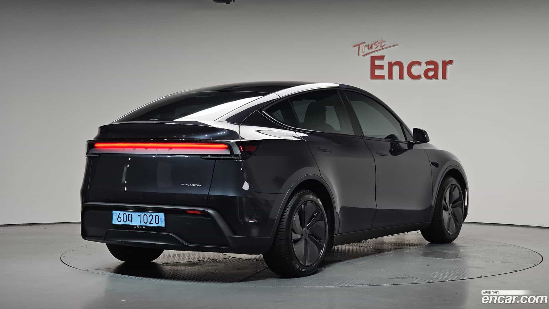 Model Y Tesla 2025.4-OUTER-002