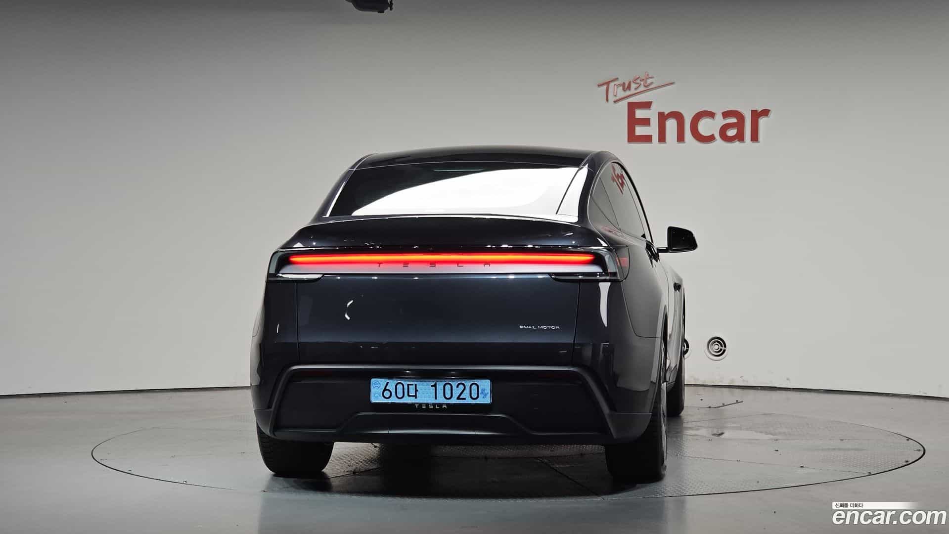 Model Y Tesla 2025.4-OUTER-004