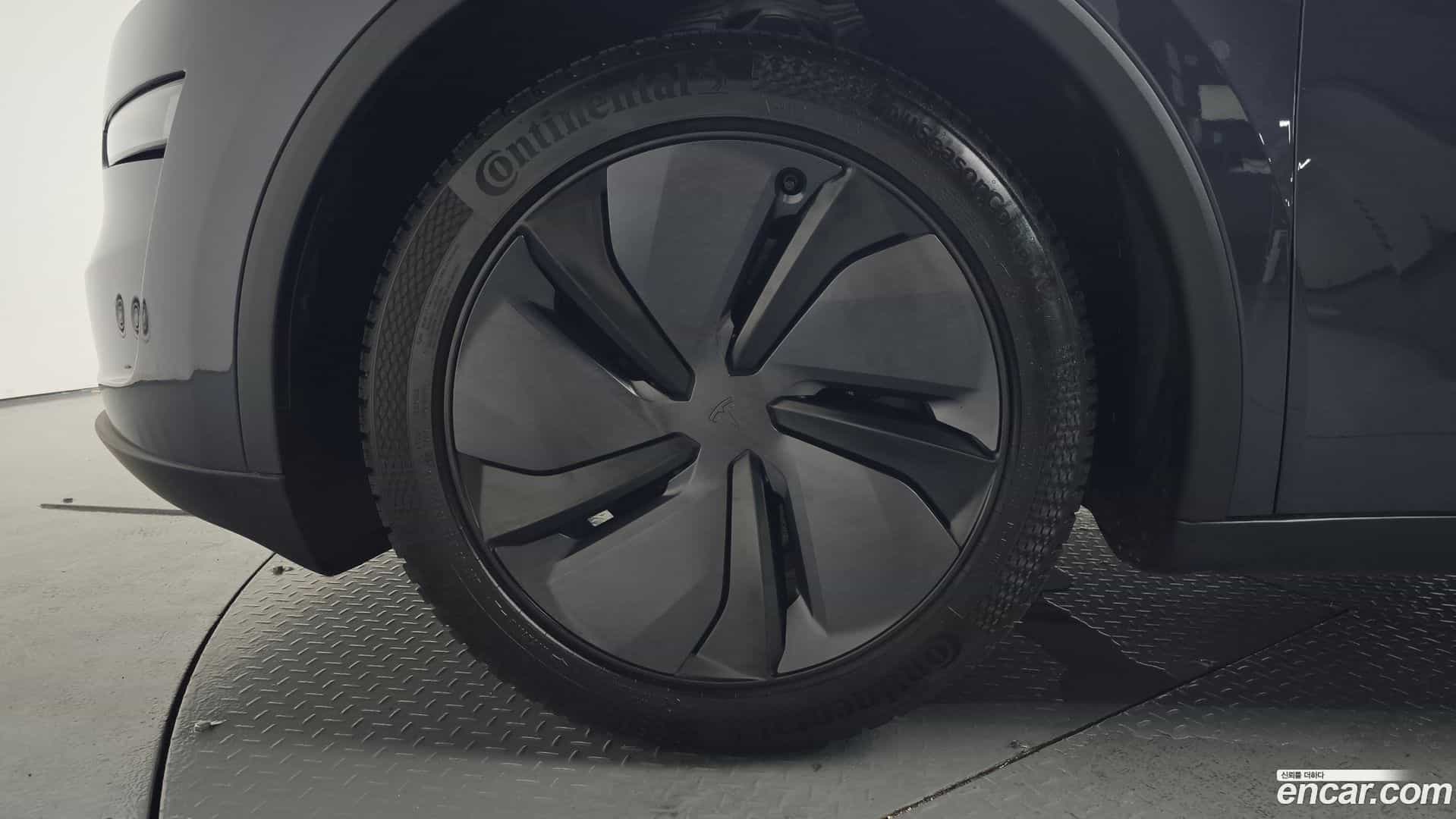 Model Y Tesla 2025.4-OUTER-005
