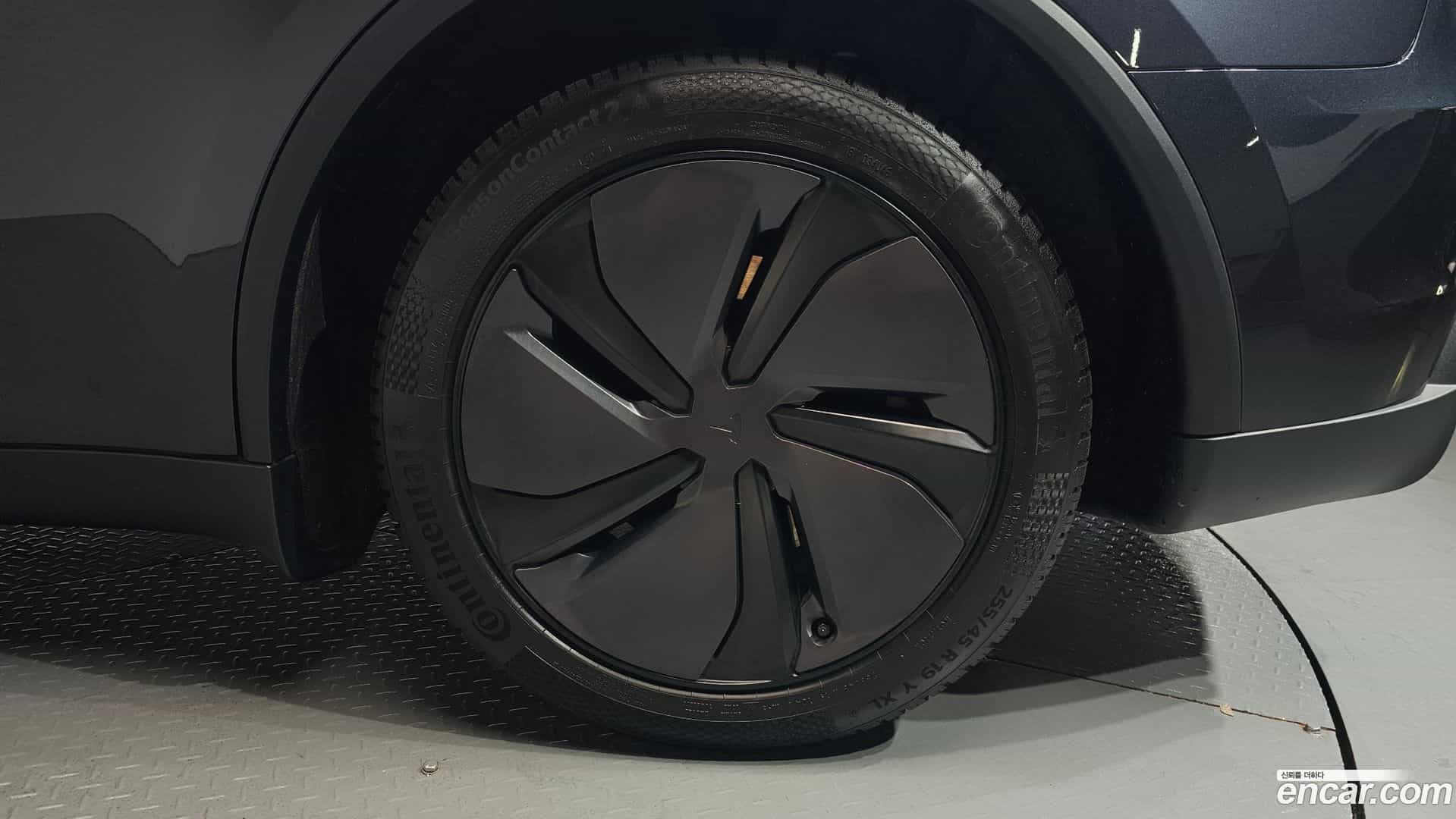 Model Y Tesla 2025.4-OUTER-031