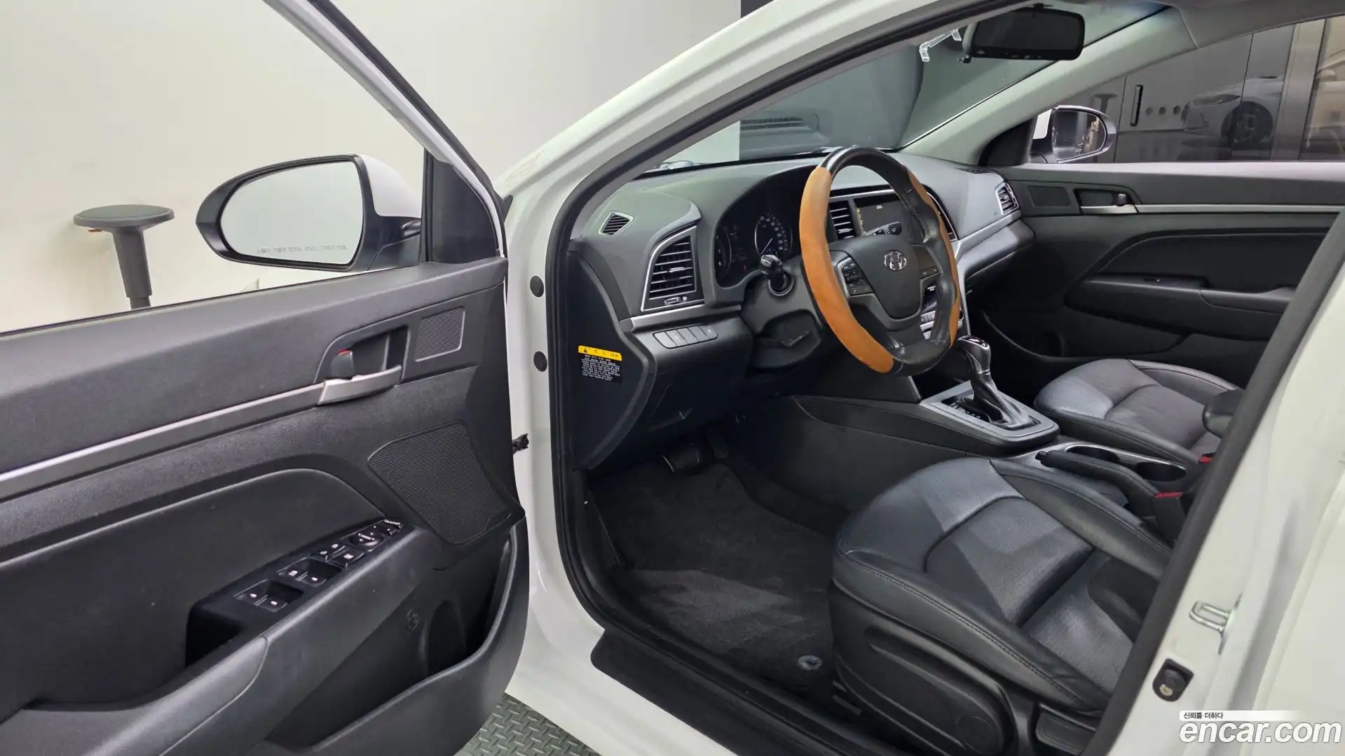 AVANTE Hyundai 2015.9-INNER-010