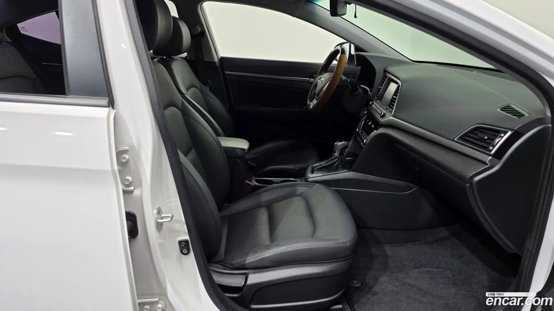AVANTE Hyundai 2015.9-OPTION-015