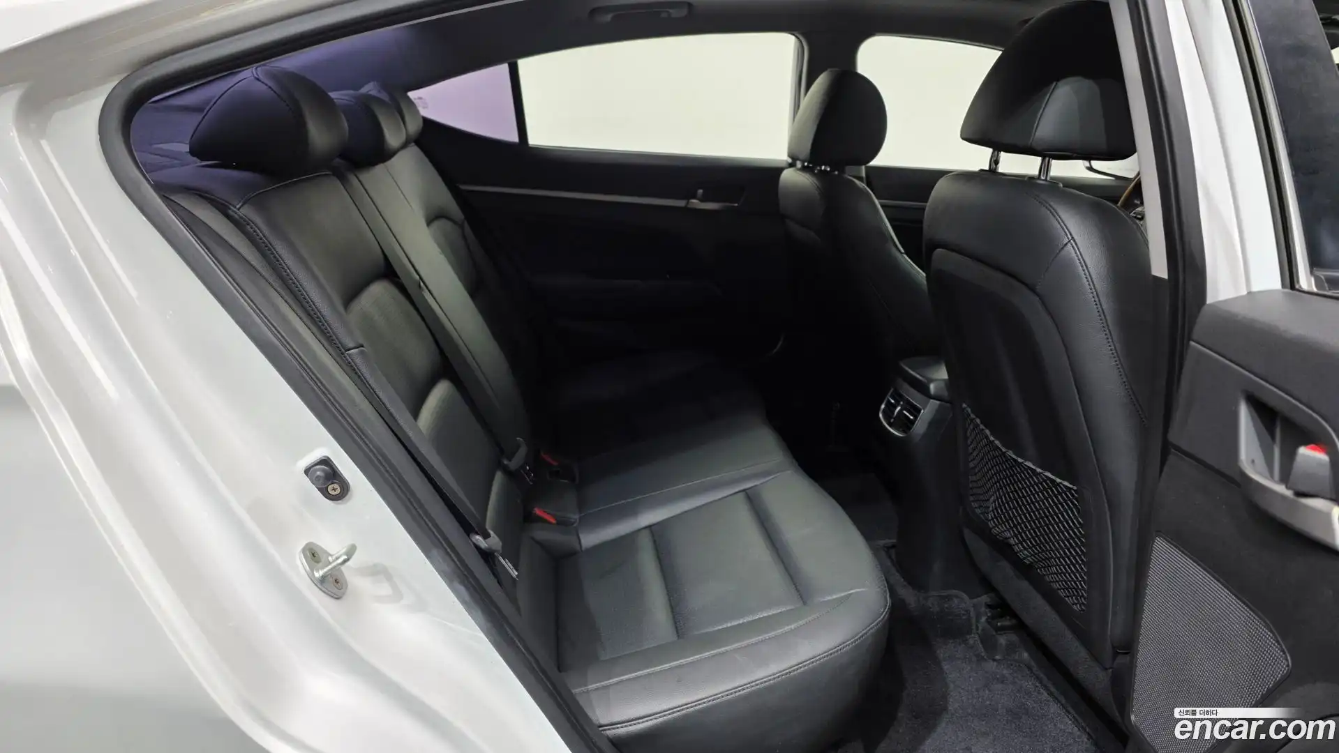 AVANTE Hyundai 2015.9-OPTION-016
