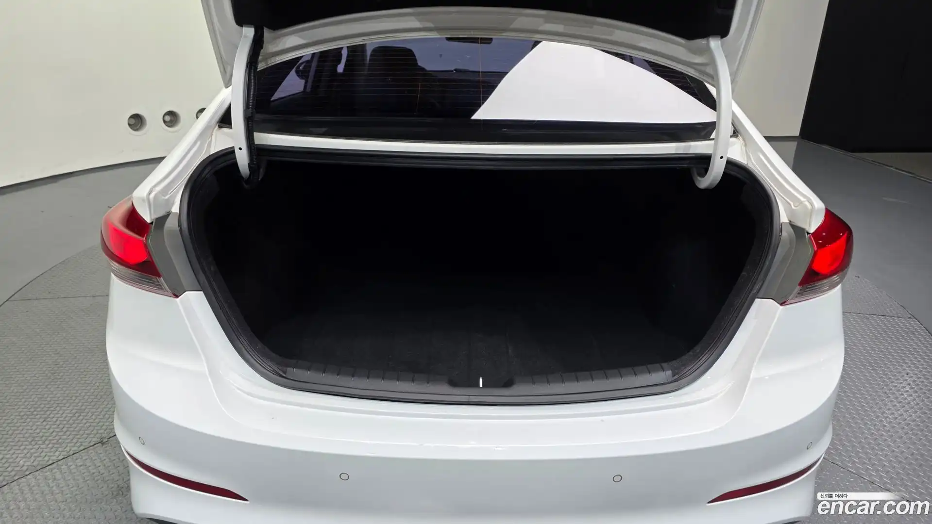 AVANTE Hyundai 2015.9-OPTION-024