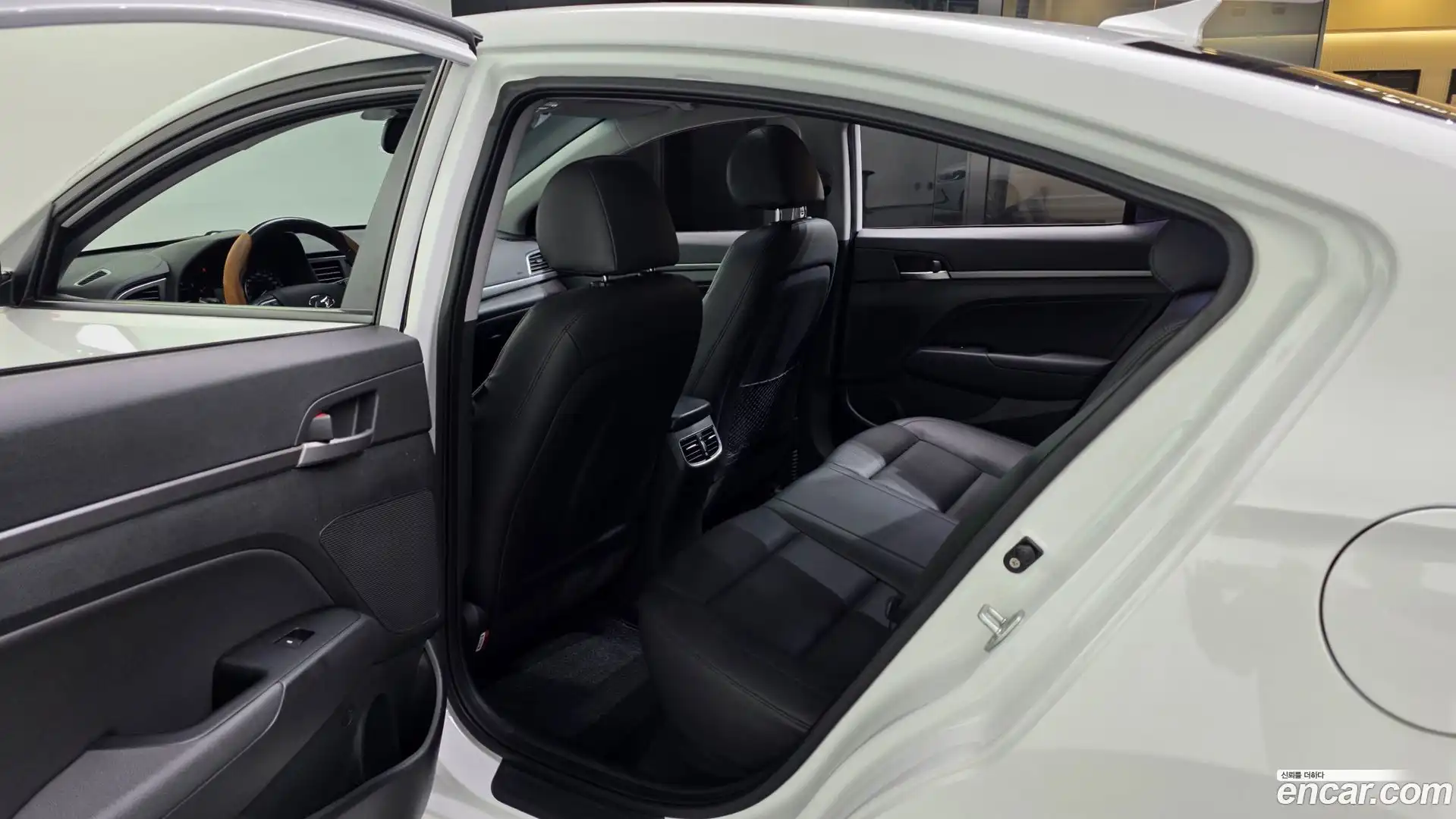 AVANTE Hyundai 2015.9-INNER-036