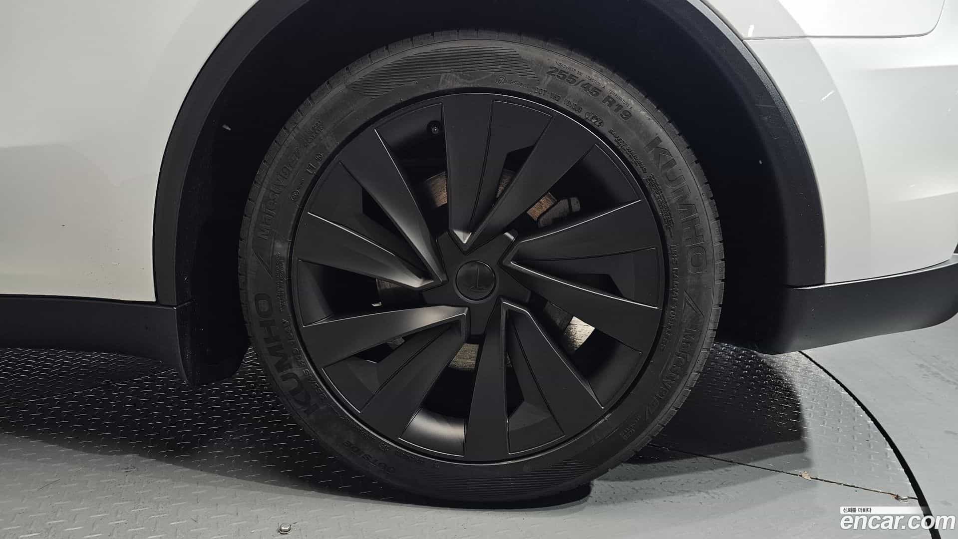 Model Y Tesla 2025.5-OUTER-031