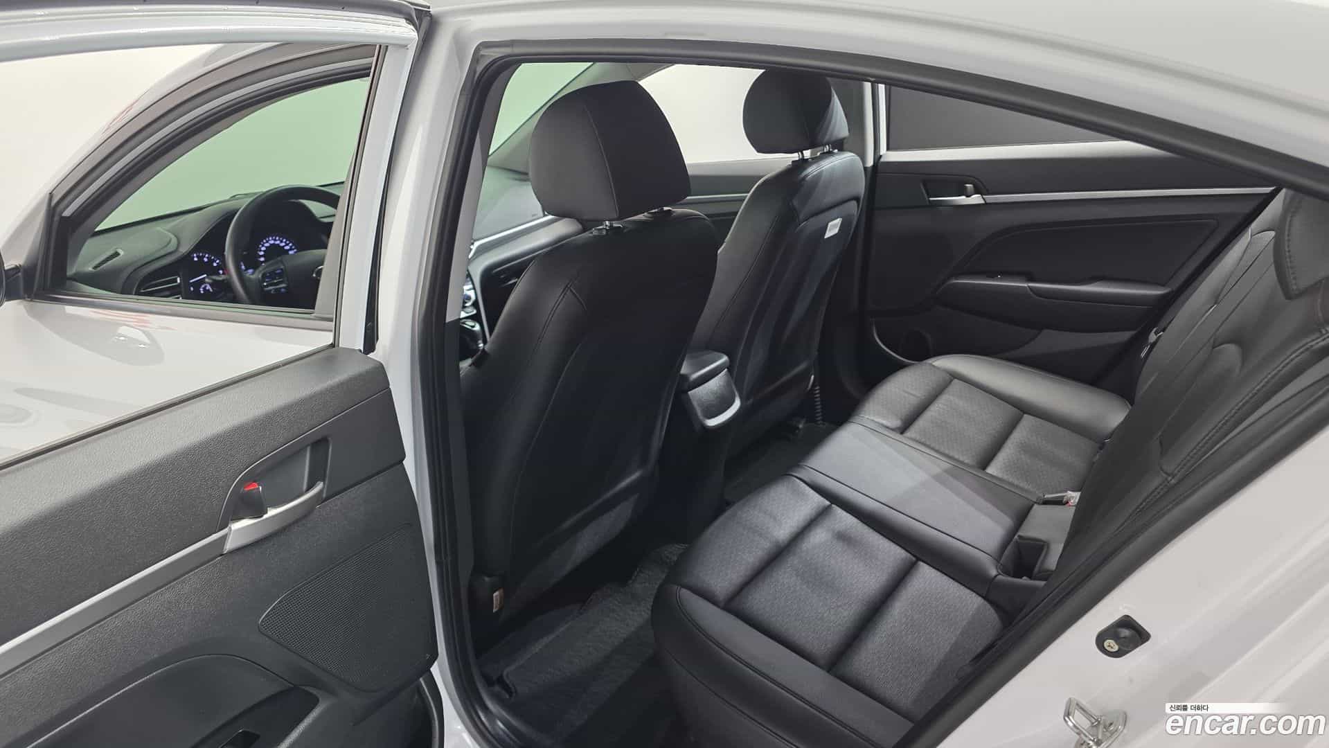 AVANTE Hyundai 2019.6-OPTION-022
