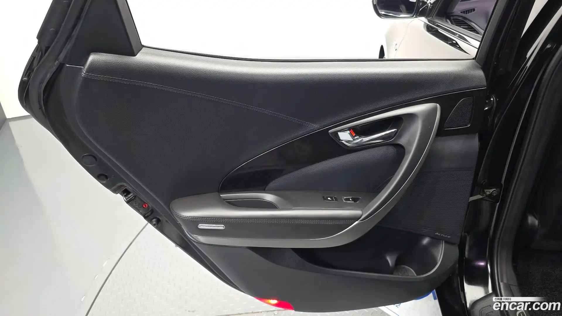 Grandeur Hyundai 2015.9-INNER-035