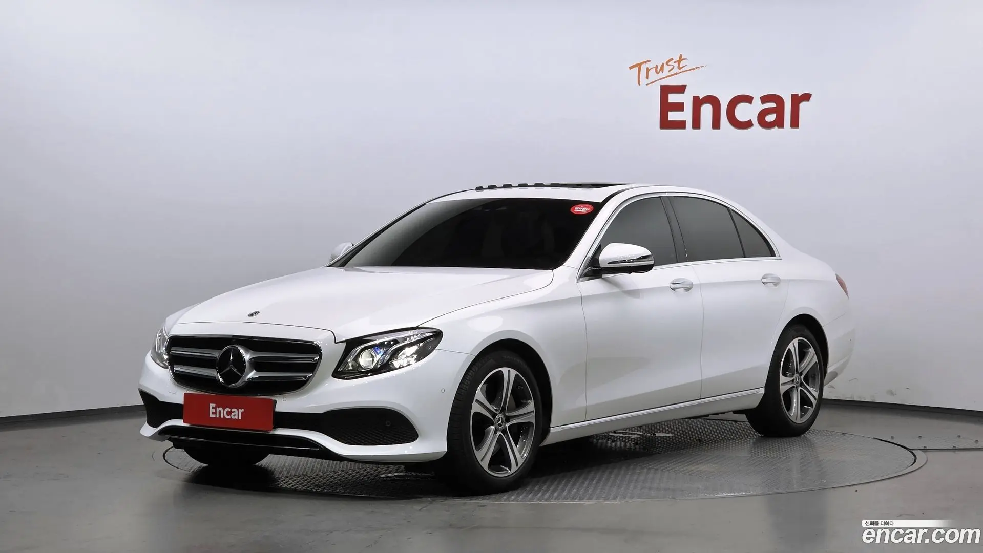 Main__Slider__Photo:E-Class Mercedes-Benz 2020.0-0