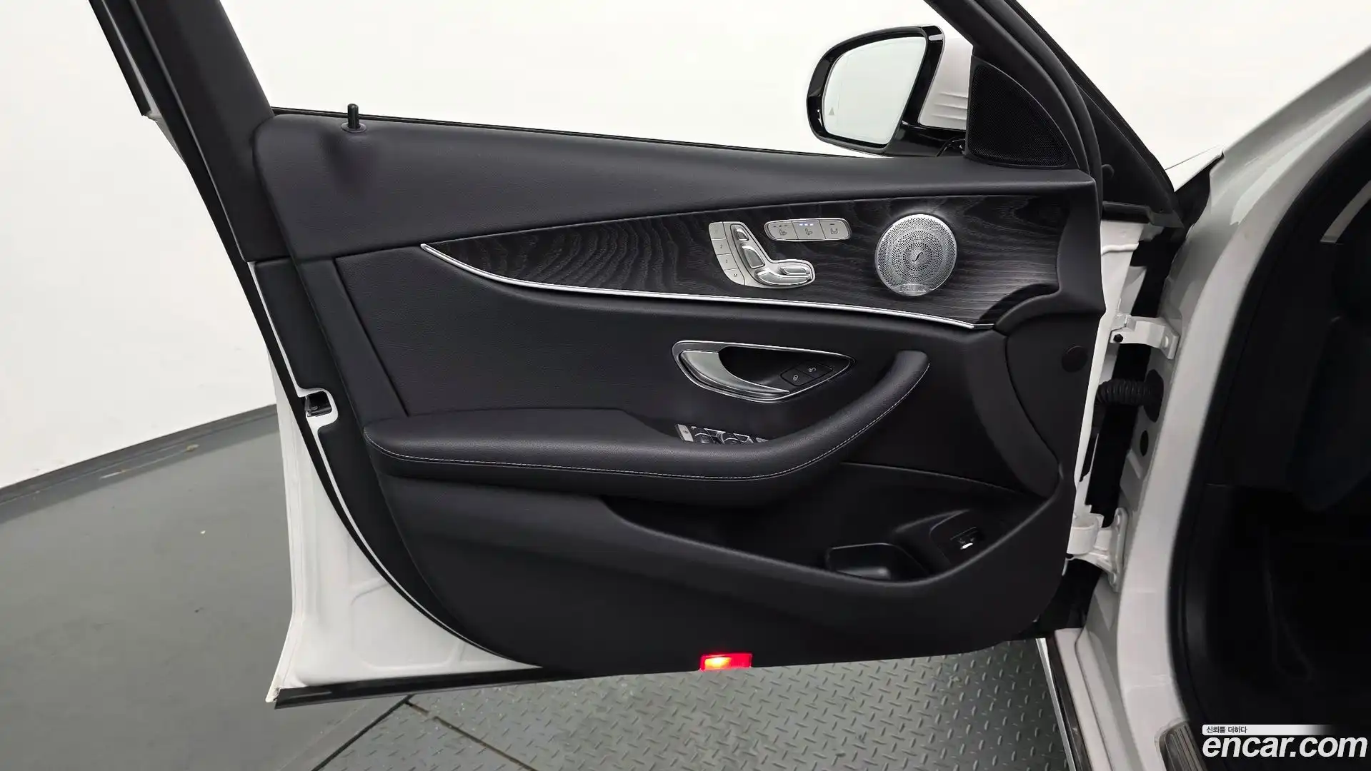 E-Class Mercedes-Benz 2020.0-INNER-034