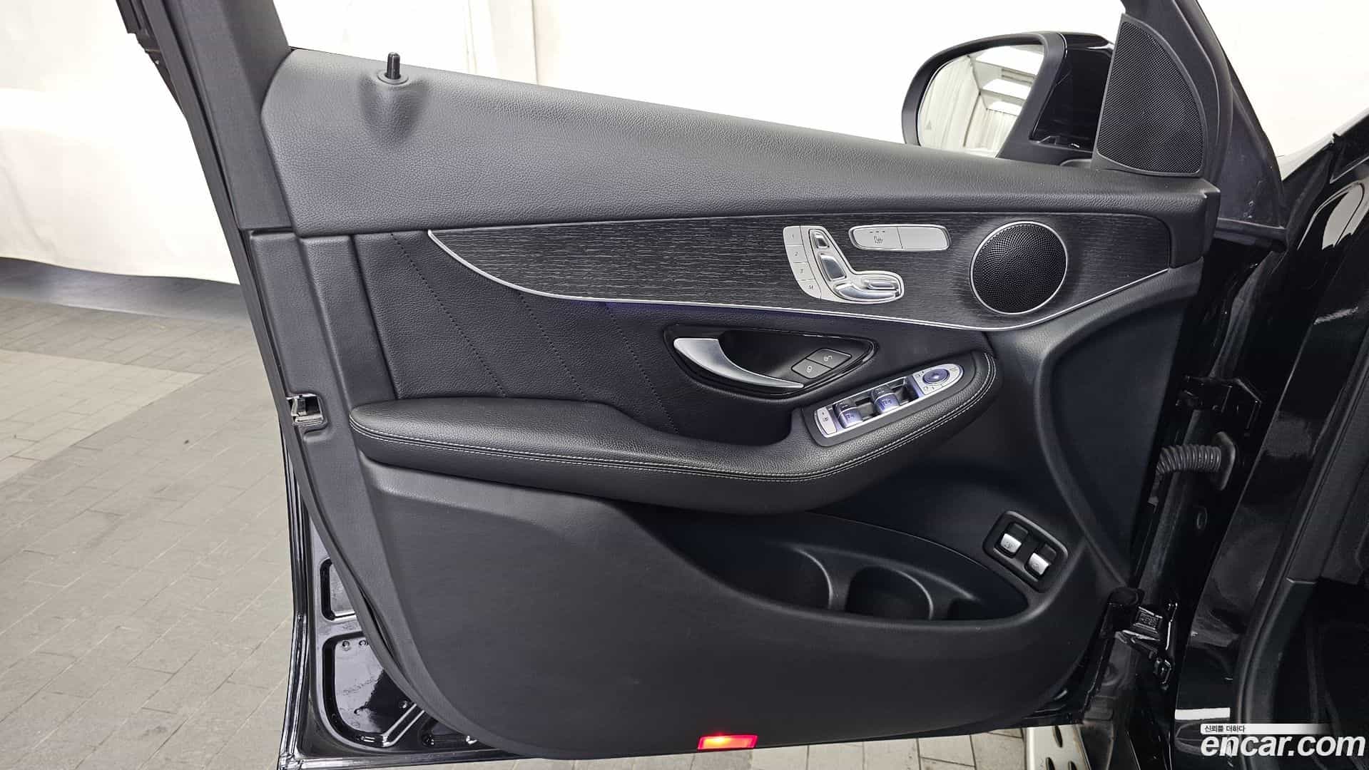 GLC-Class Mercedes-Benz 2021.4-INNER-034