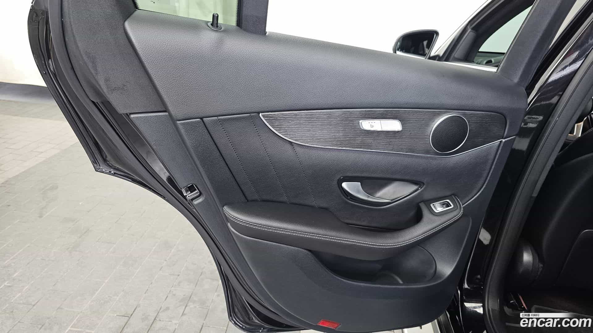 GLC-Class Mercedes-Benz 2021.4-INNER-035
