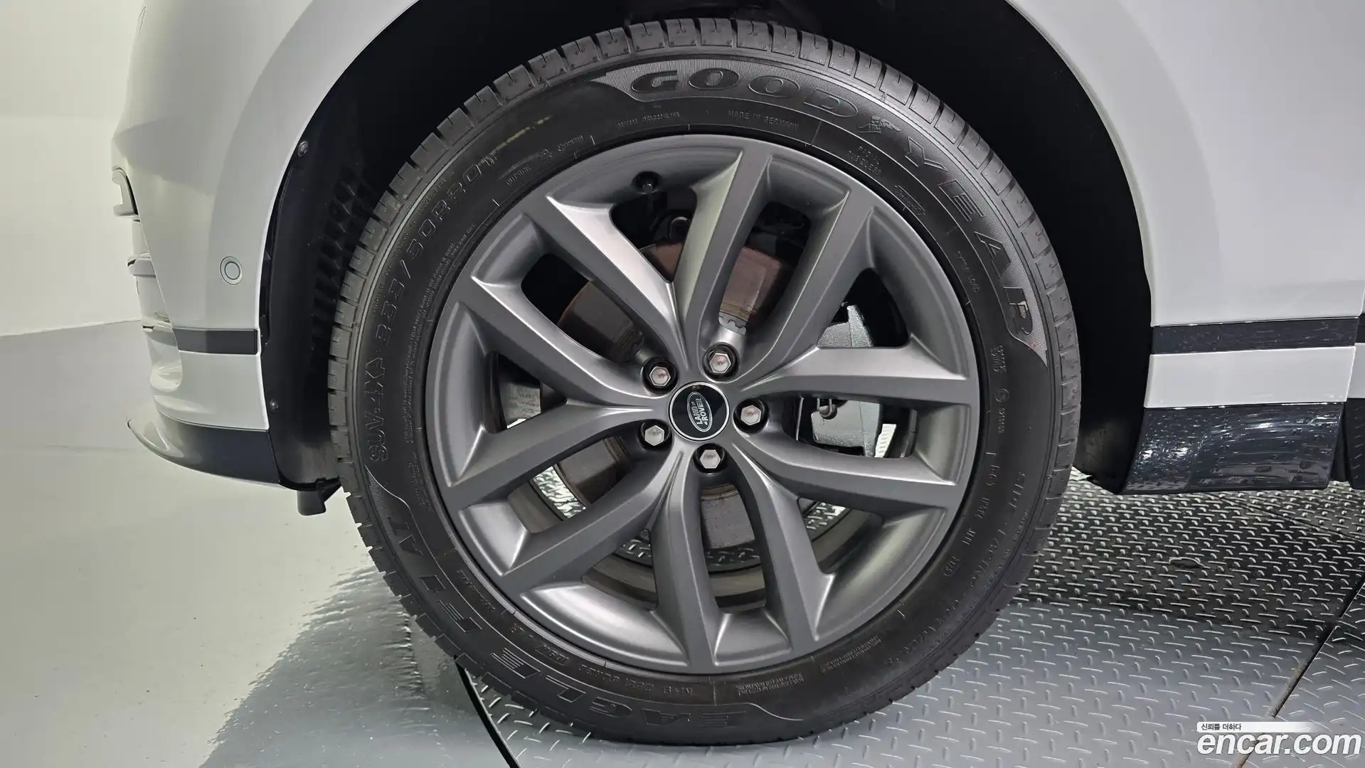 Range Rover Velar Land Rover 2026.5-OUTER-005