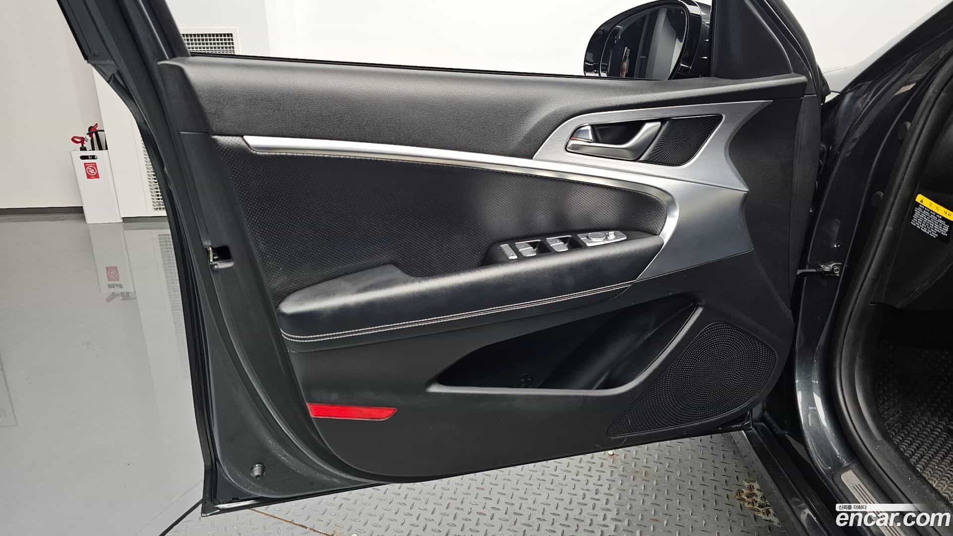 G70 Genesis 2018.0-INNER-034