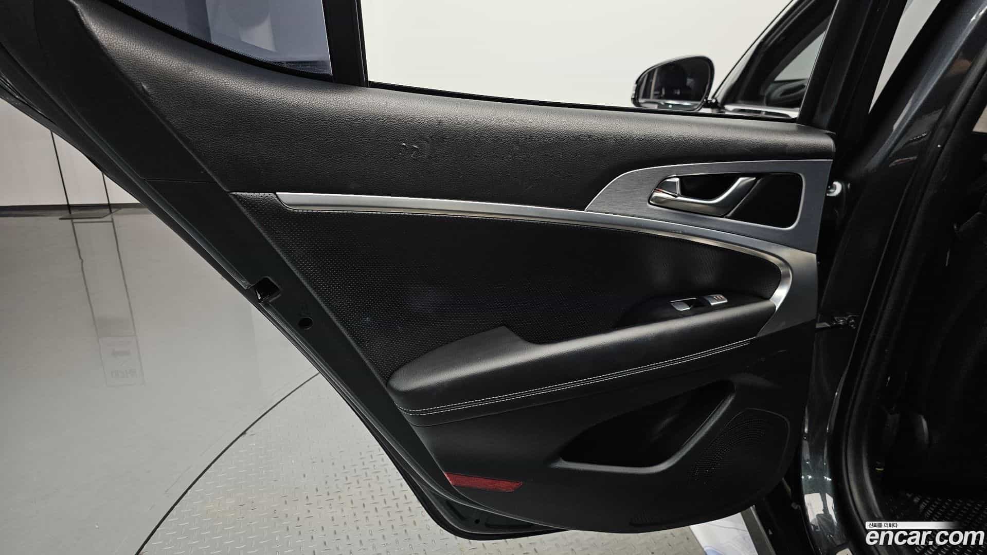 G70 Genesis 2018.0-INNER-035