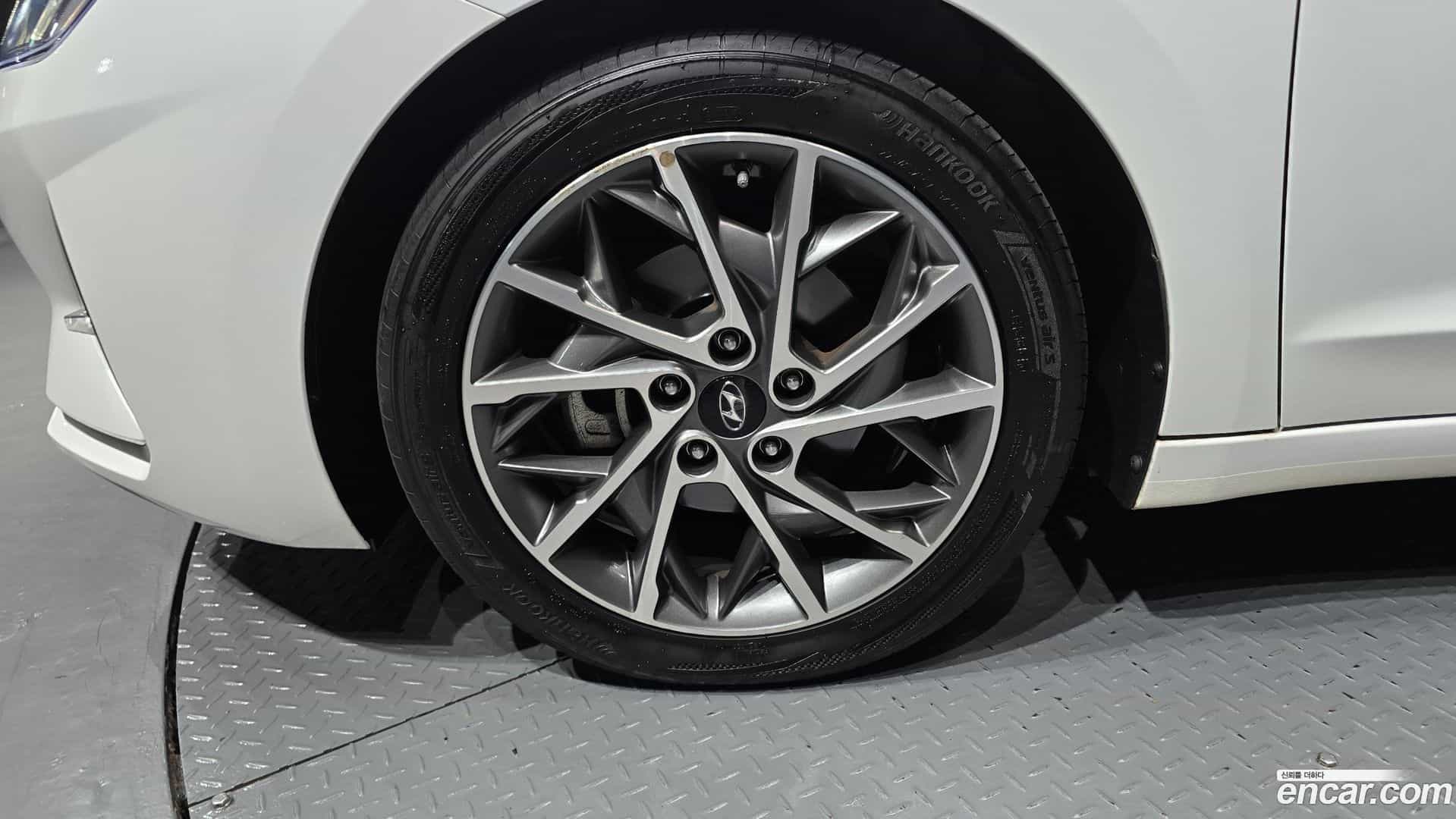 AVANTE Hyundai 2019.6-OUTER-005