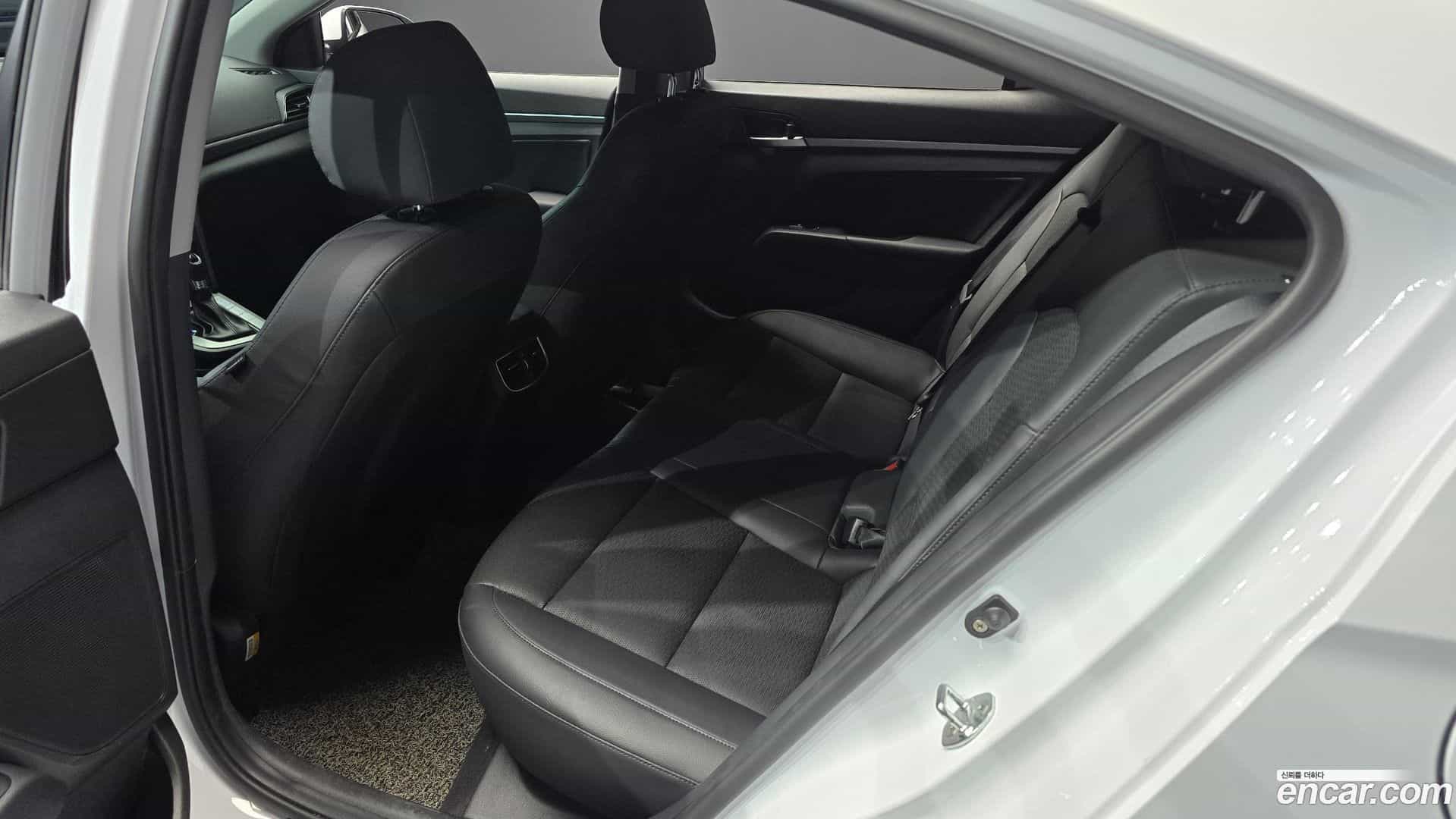 AVANTE Hyundai 2019.6-OPTION-016
