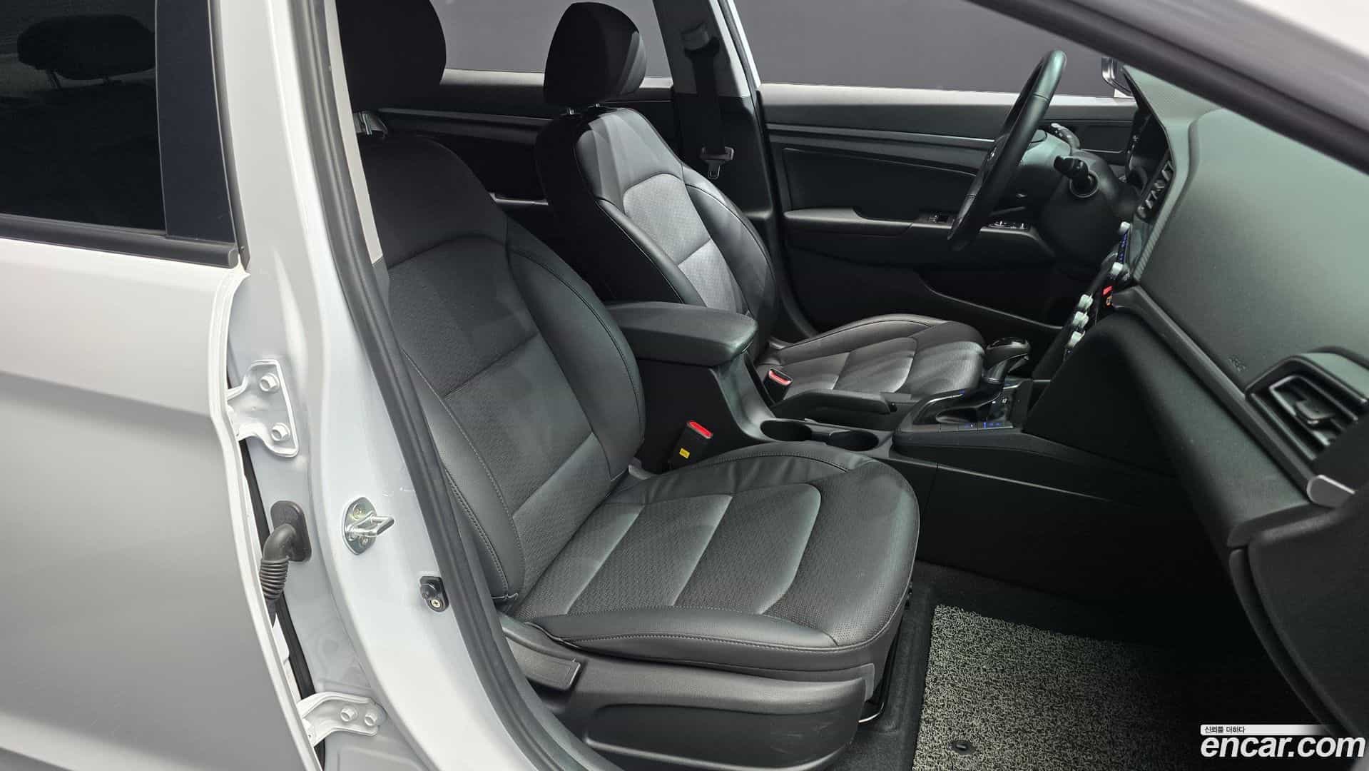 AVANTE Hyundai 2019.6-INNER-036
