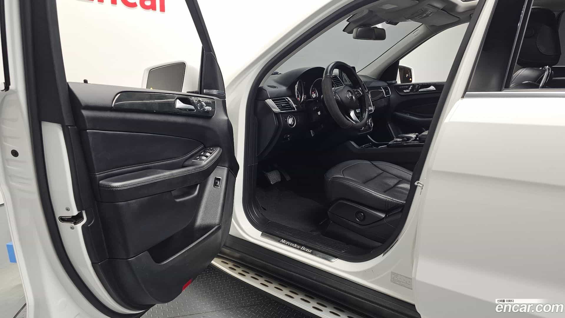 GLE-Class Mercedes-Benz 2017.4-INNER-010