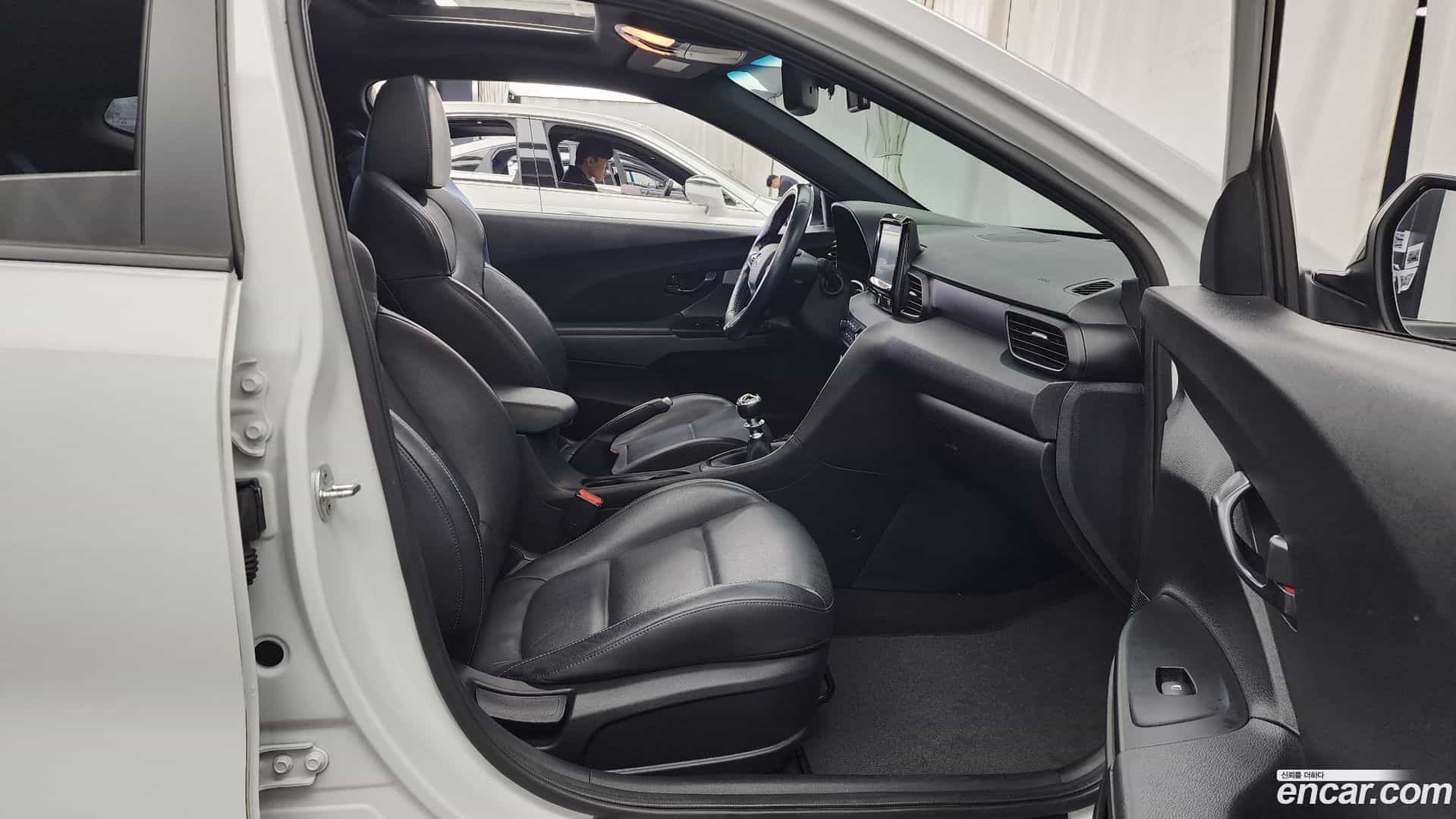Veloster Hyundai 2018.8-OPTION-015
