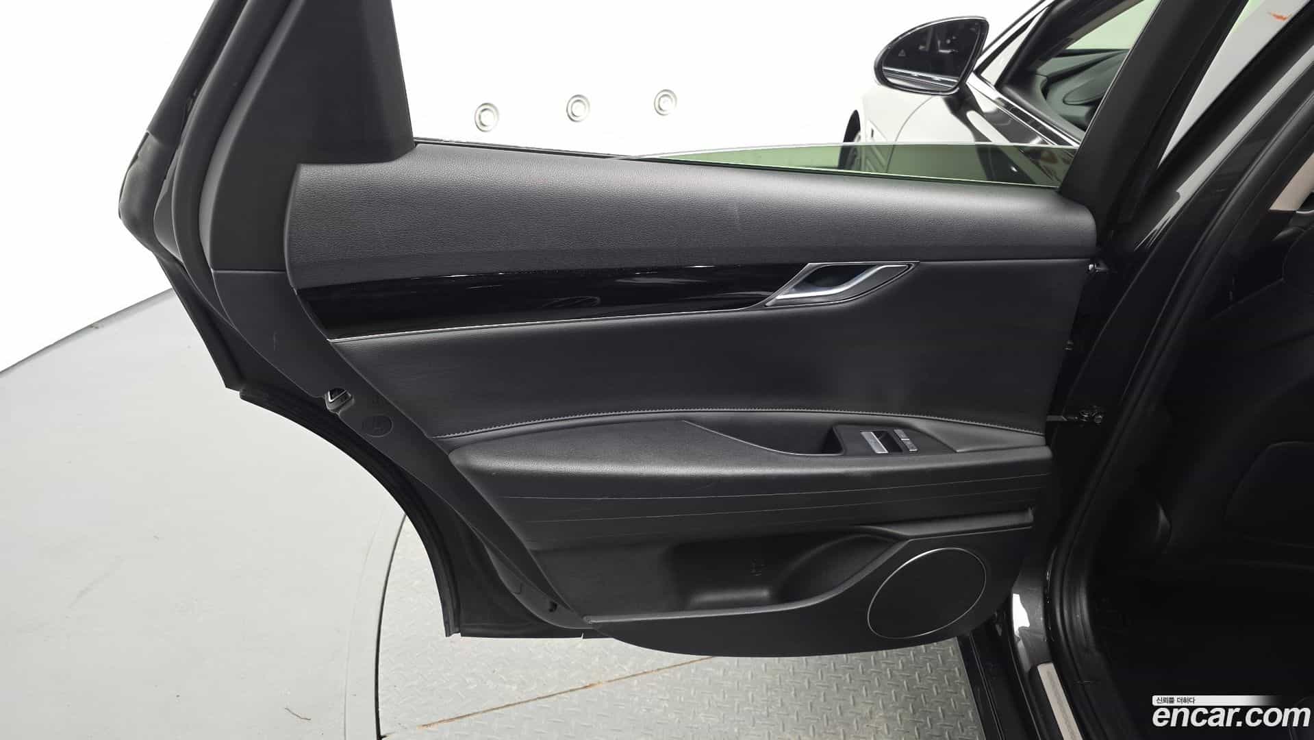 G80 Genesis 2022.10-INNER-035