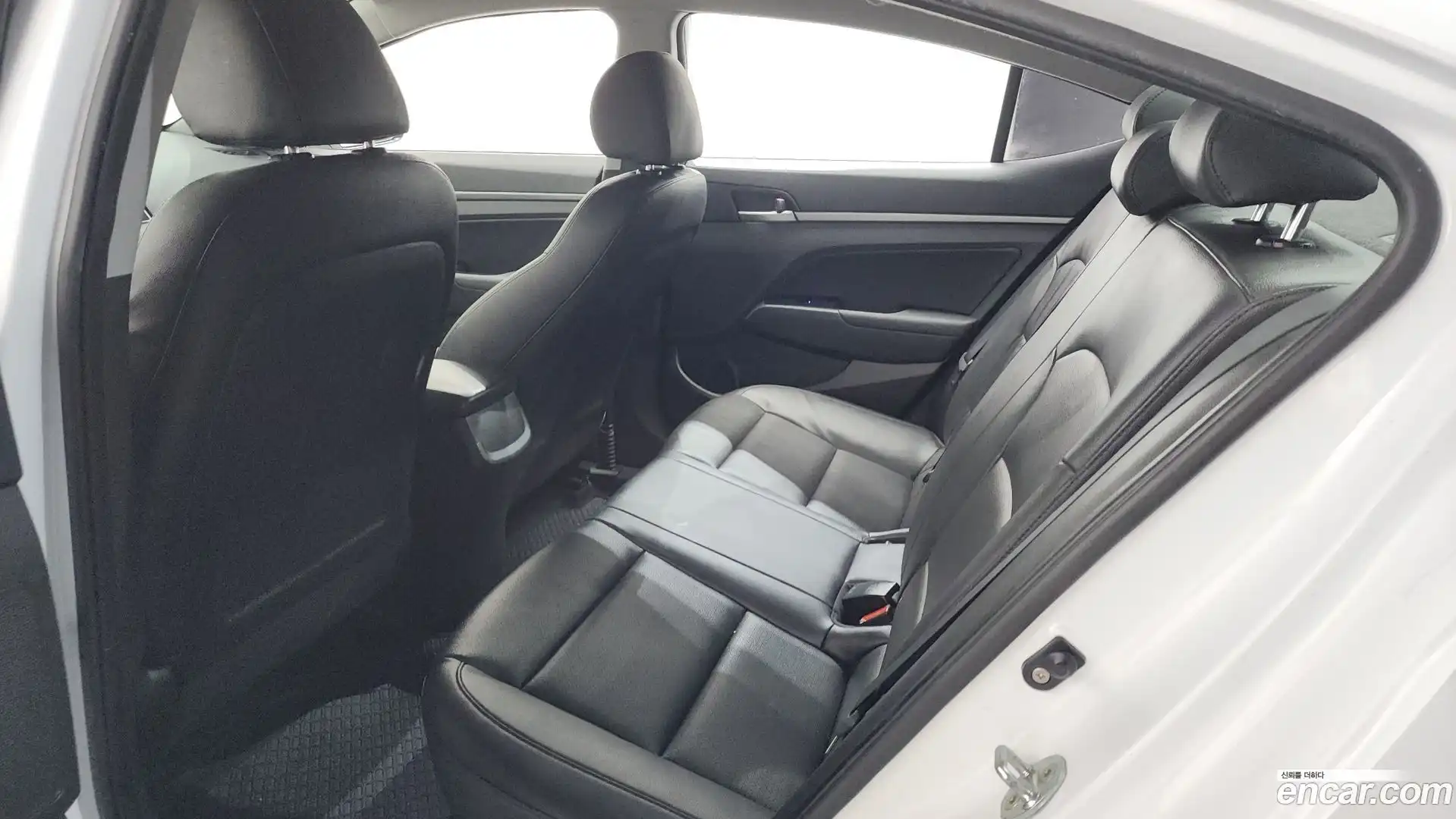 AVANTE Hyundai 2016.10-OPTION-015