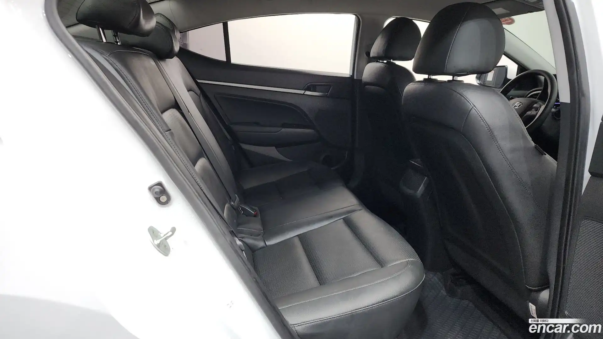 AVANTE Hyundai 2016.10-OPTION-021