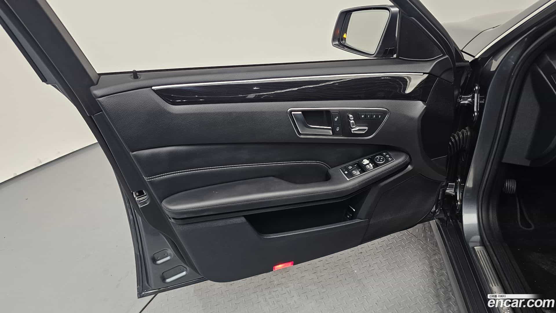 E-Class Mercedes-Benz 2015.9-INNER-034