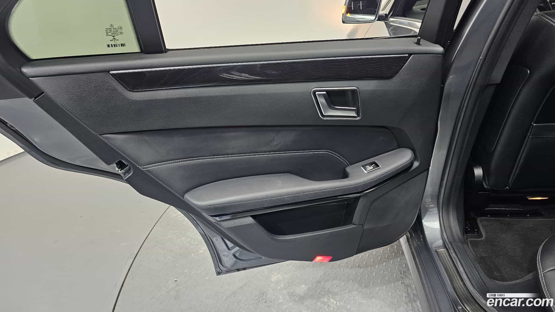 E-Class Mercedes-Benz 2015.9-INNER-035