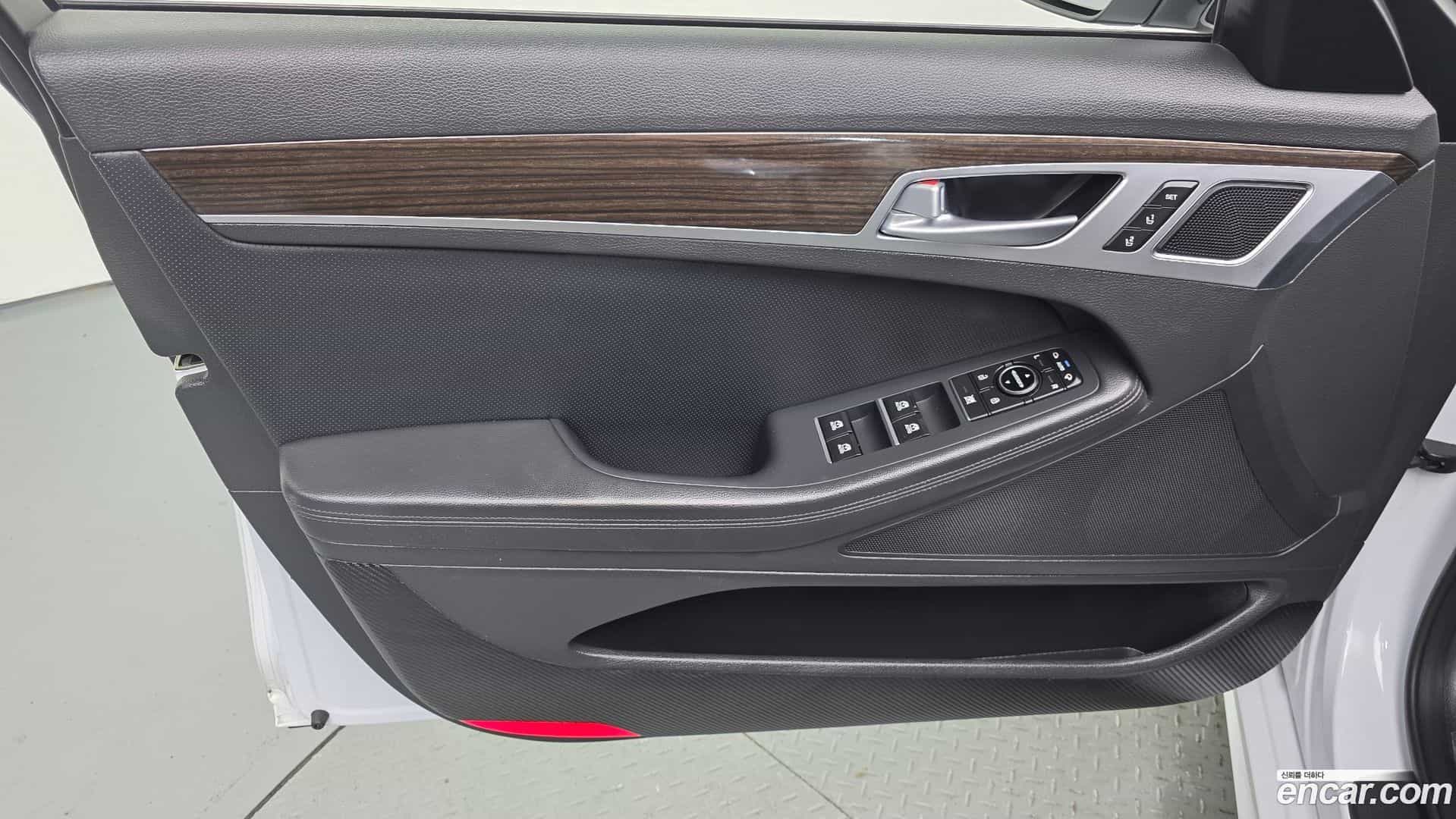 G80 Genesis 2019.0-INNER-034