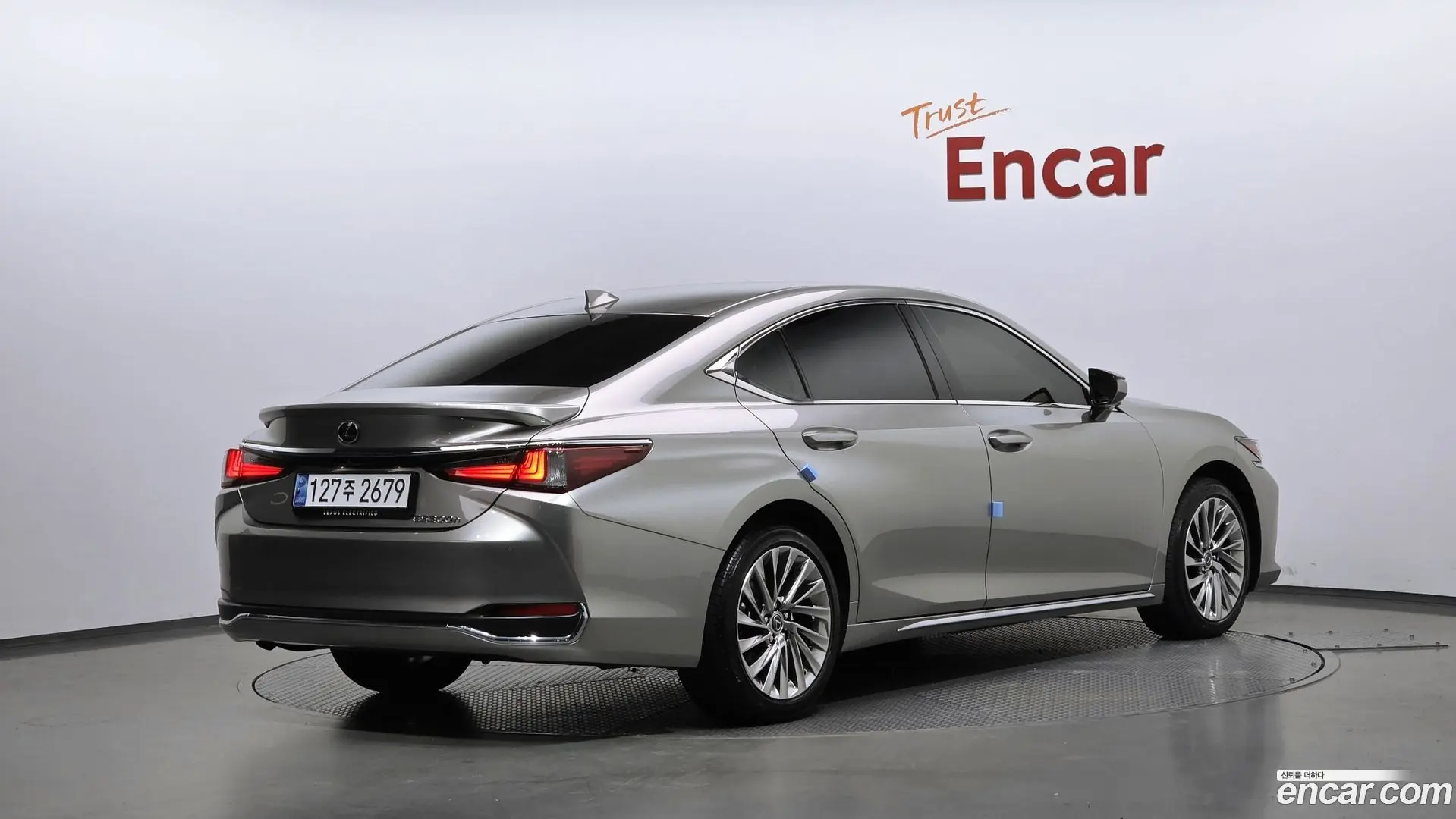 Main__Slider__Photo:ES Lexus 2025.1-1