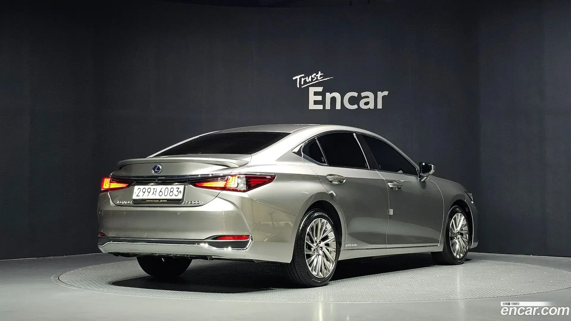 Main__Slider__Photo:ES Lexus 2021.0-1