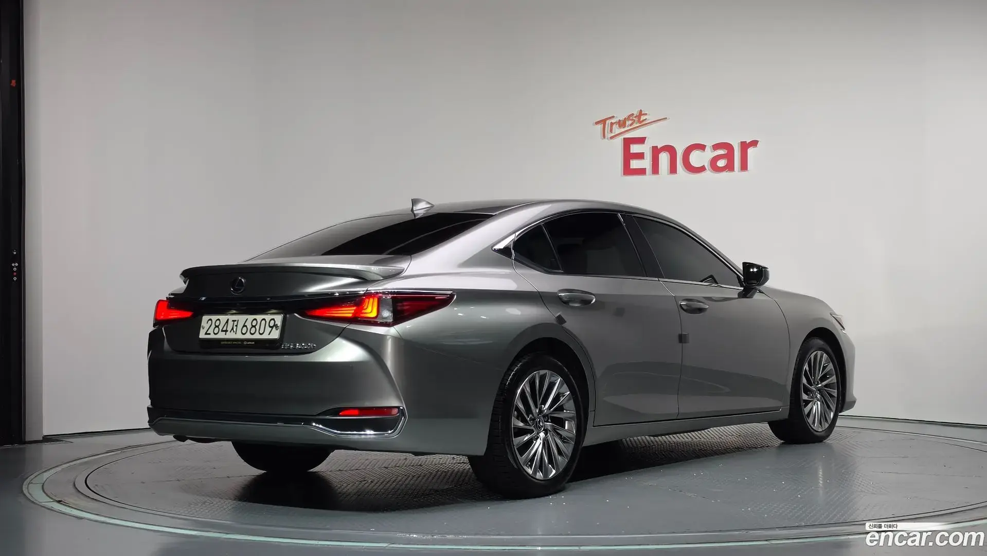 Main__Slider__Photo:ES Lexus 2022.11-1