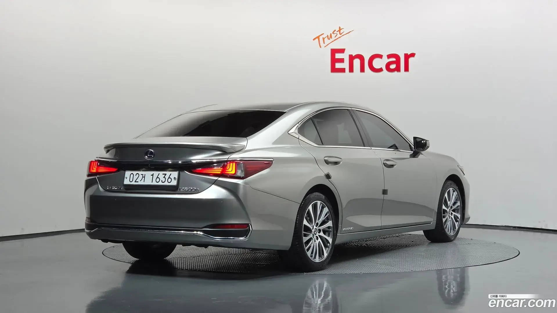 Main__Slider__Photo:ES Lexus 2019.2-1