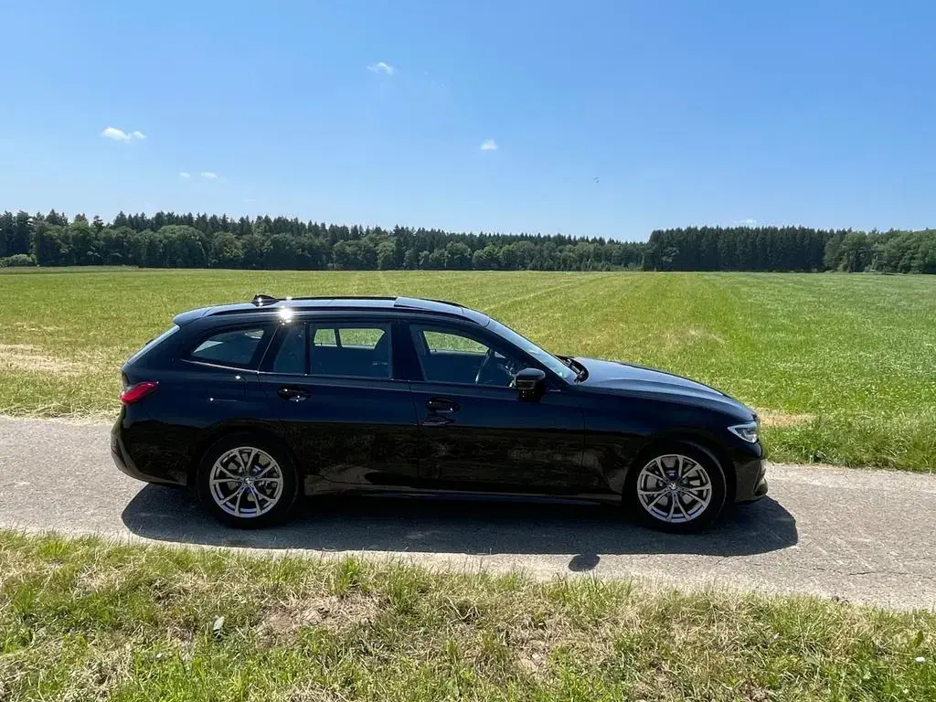 Main__Slider__Photo:BMW 3 Series 330e Touring Sport Line Panorama Head-Up 02/2021-1