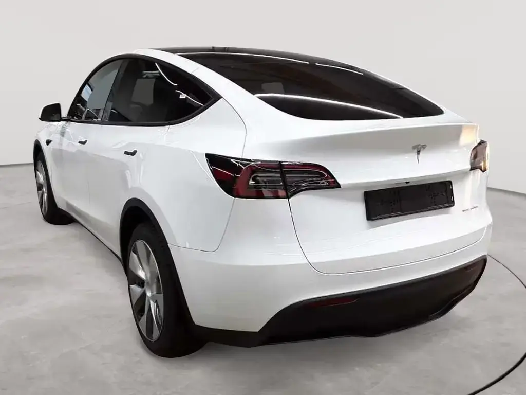 Main__Slider__Photo:Tesla Model Y Long Range Dual Motor AWD 04/2023-1