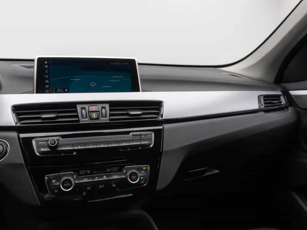 BMW X1 sD18i Parkassistent DAB Sportsitz LED 18Zoll 02/2022-photo-20